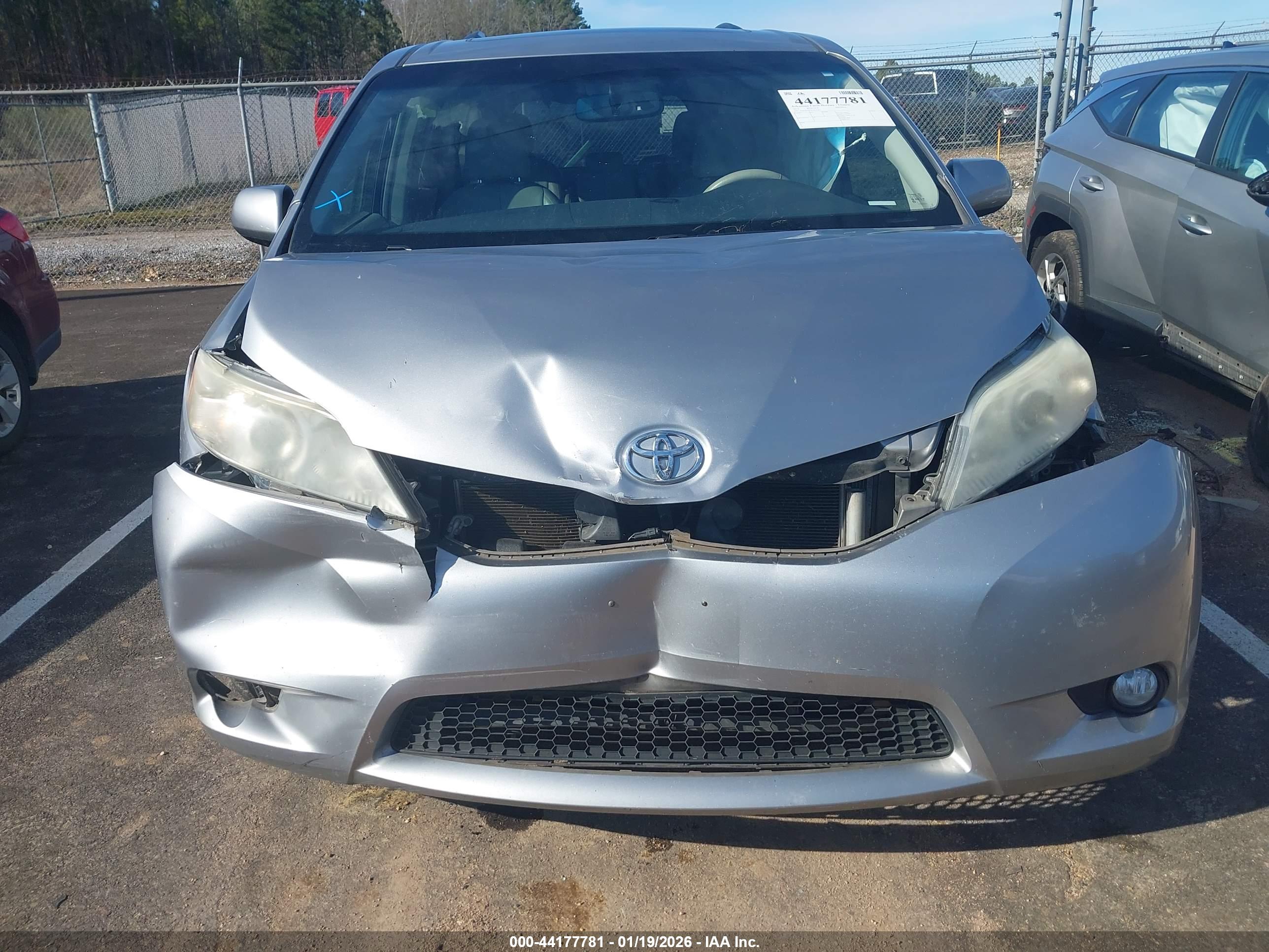 TOYOTA SIENNA image 6