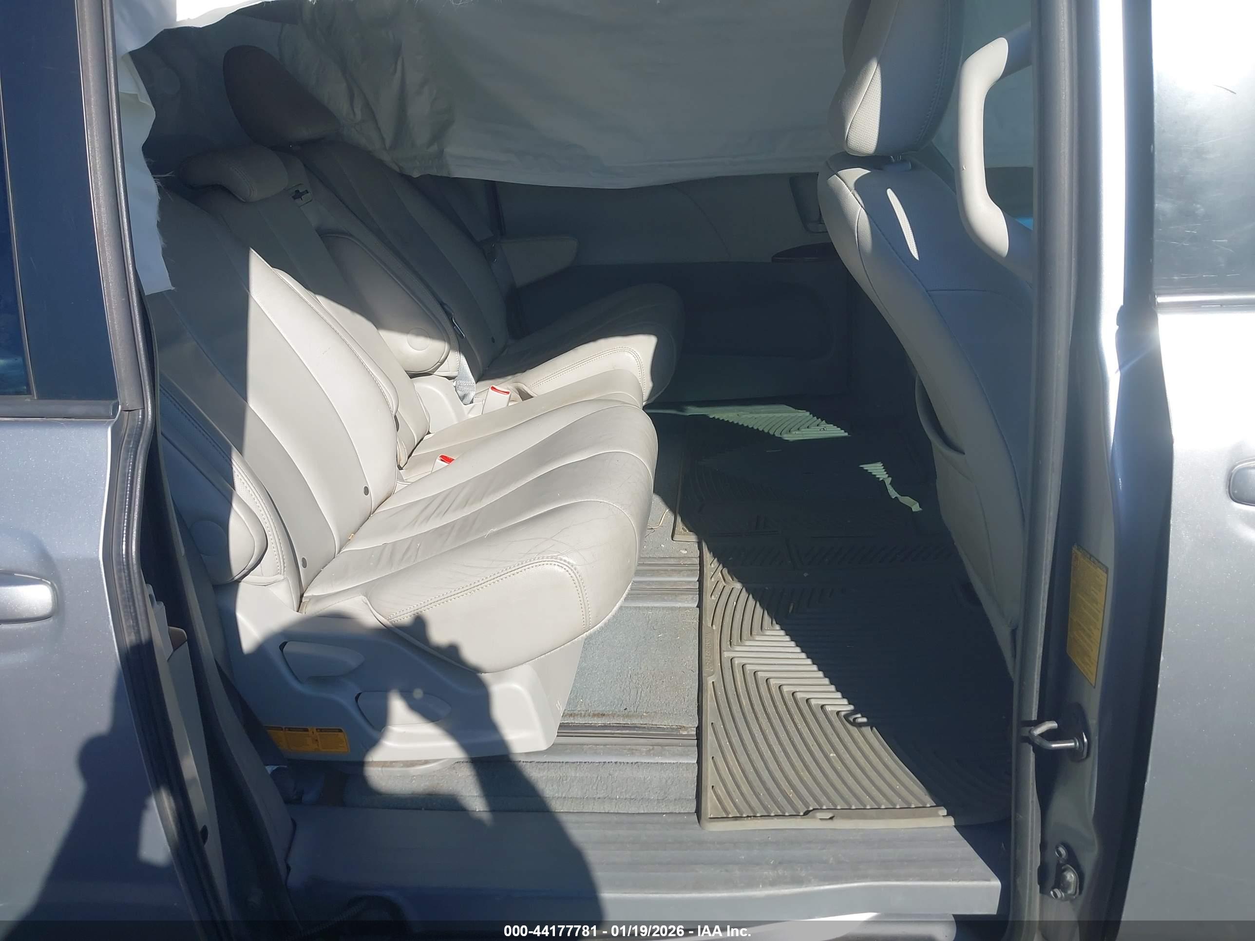 TOYOTA SIENNA image 8