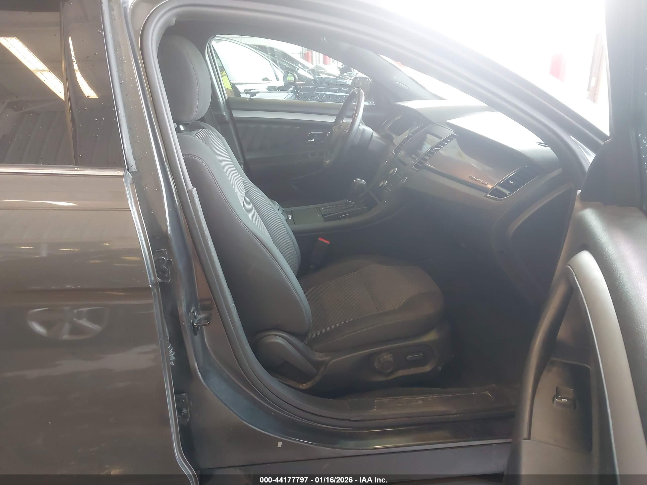 FORD TAURUS image 5