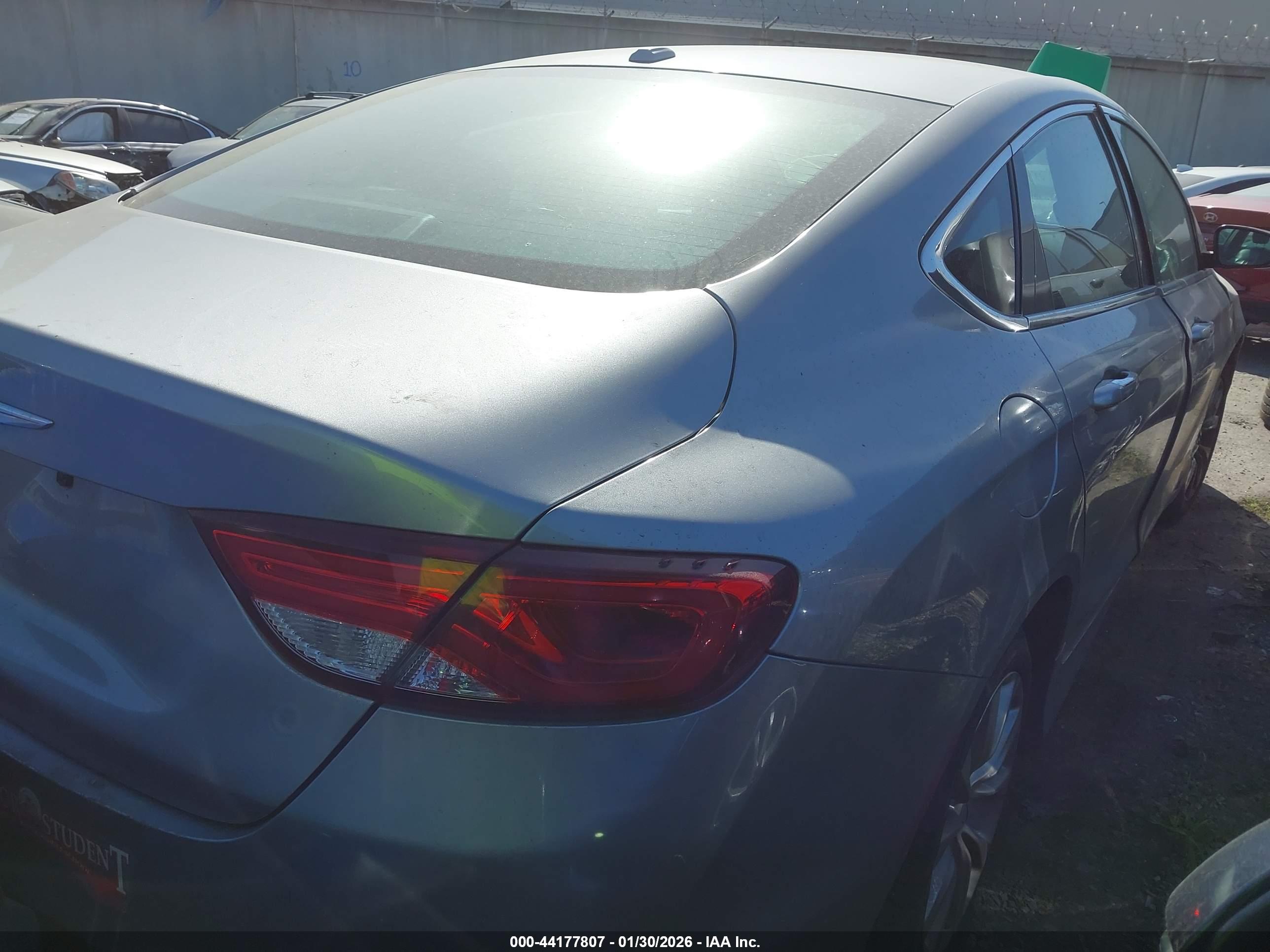 CHRYSLER 200 image 4
