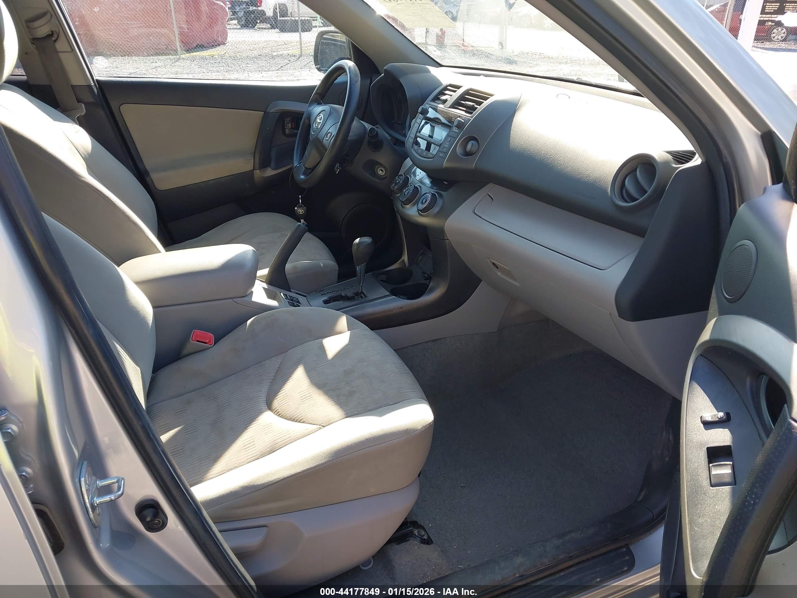 TOYOTA RAV4 image 5