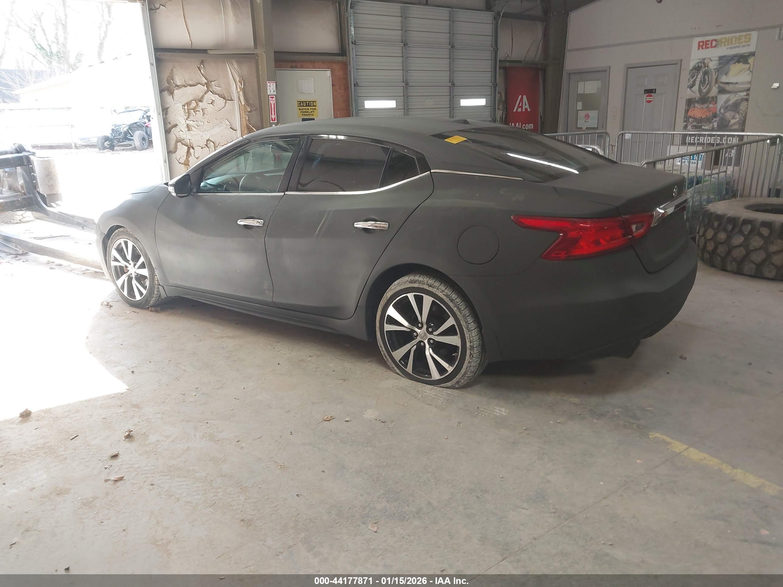 NISSAN MAXIMA image 3