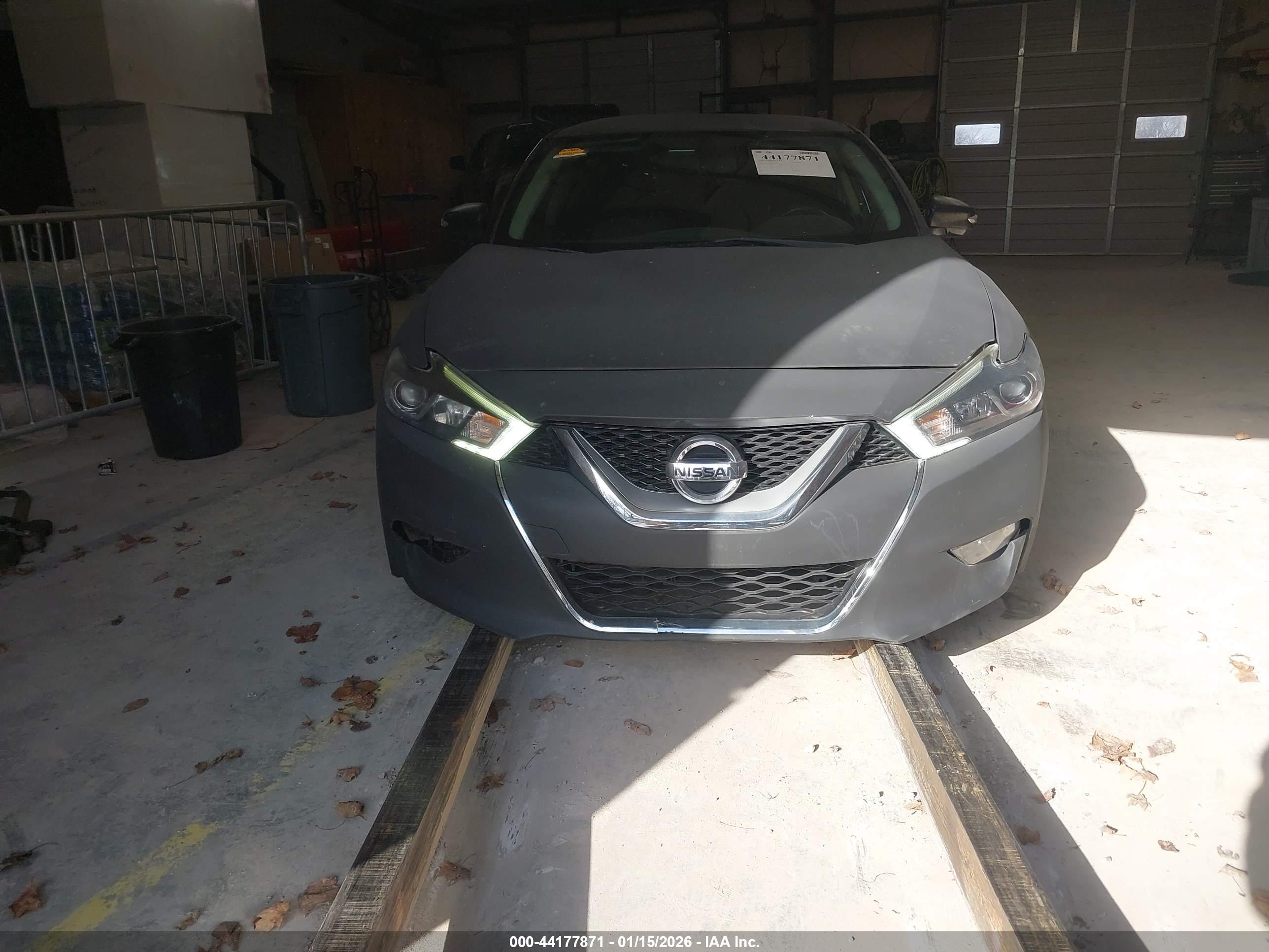 NISSAN MAXIMA image 6