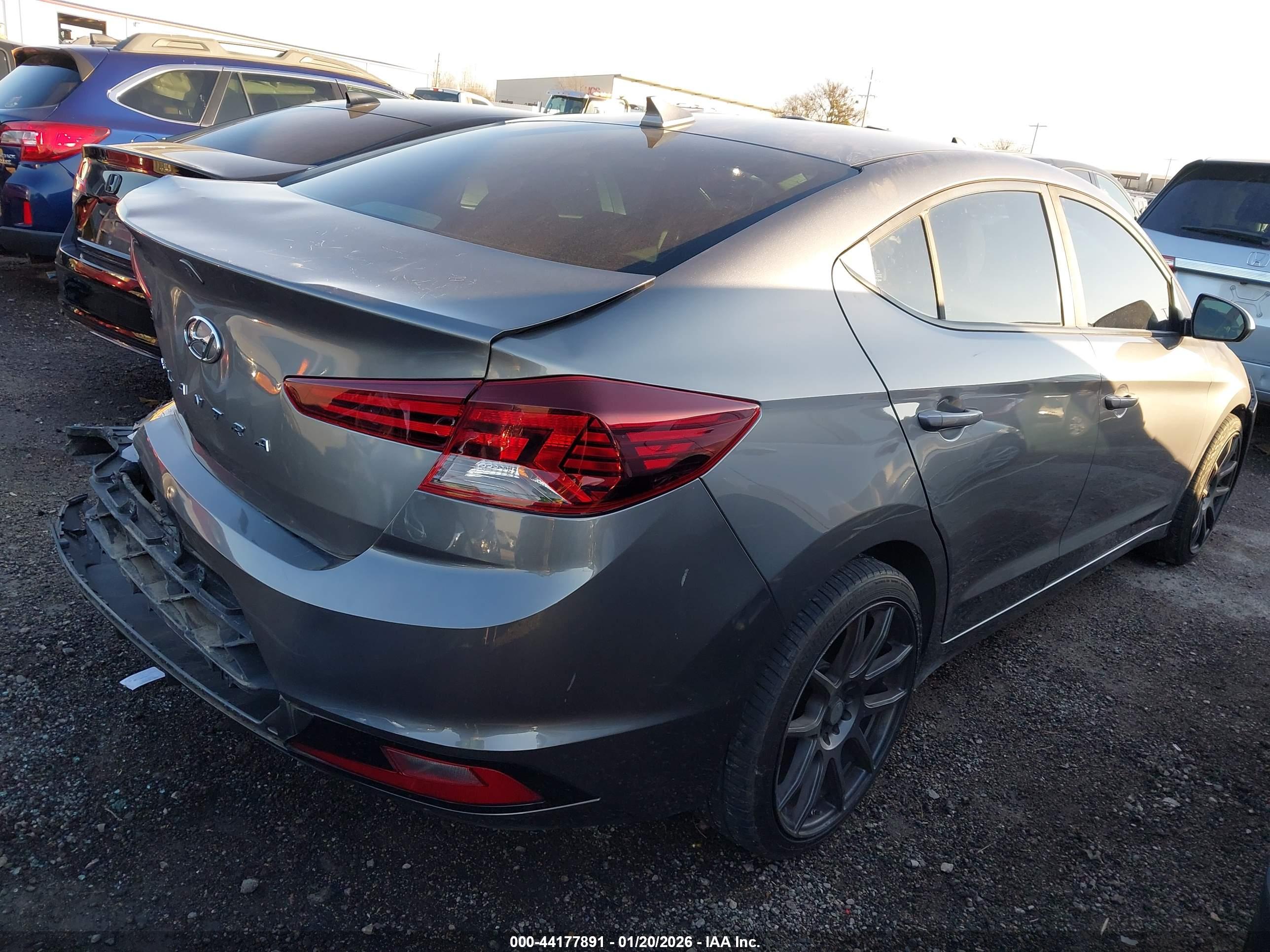 HYUNDAI ELANTRA image 4