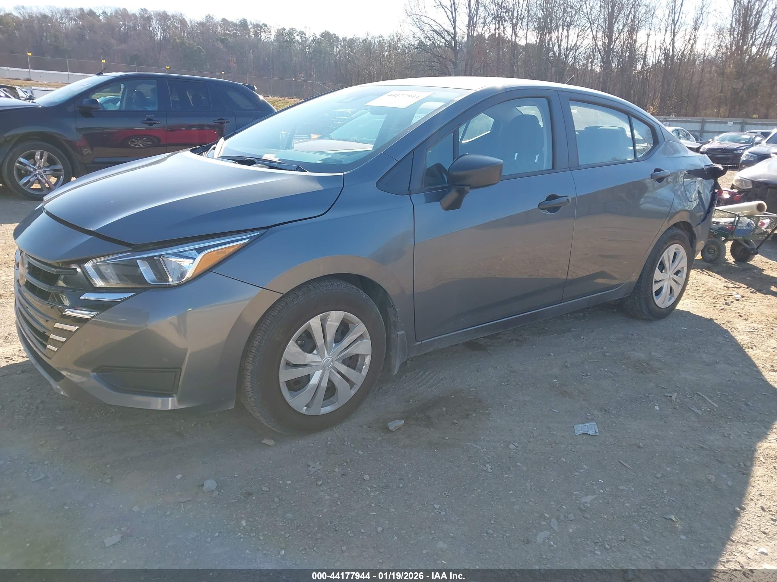 NISSAN VERSA image 2