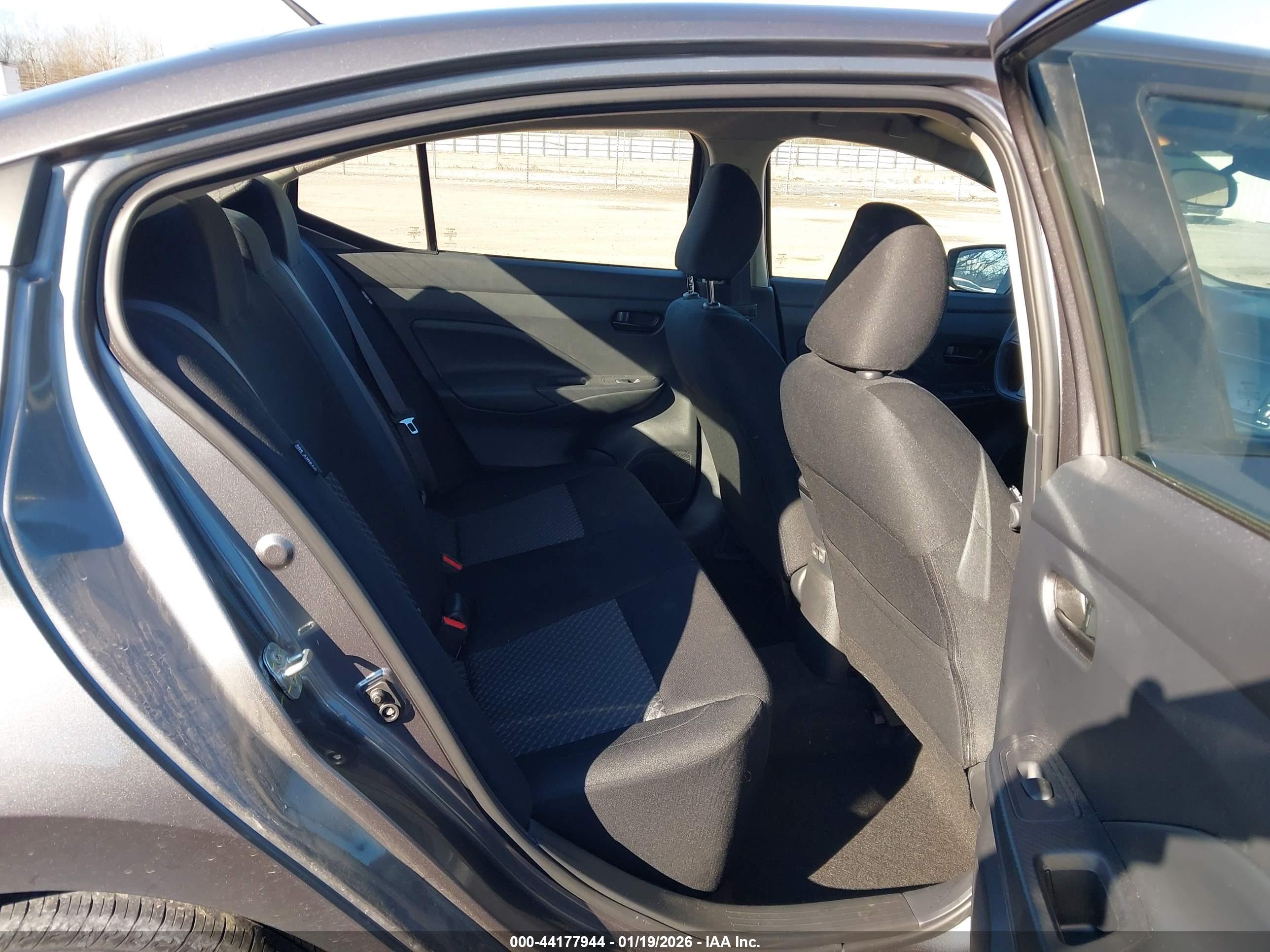 NISSAN VERSA image 8