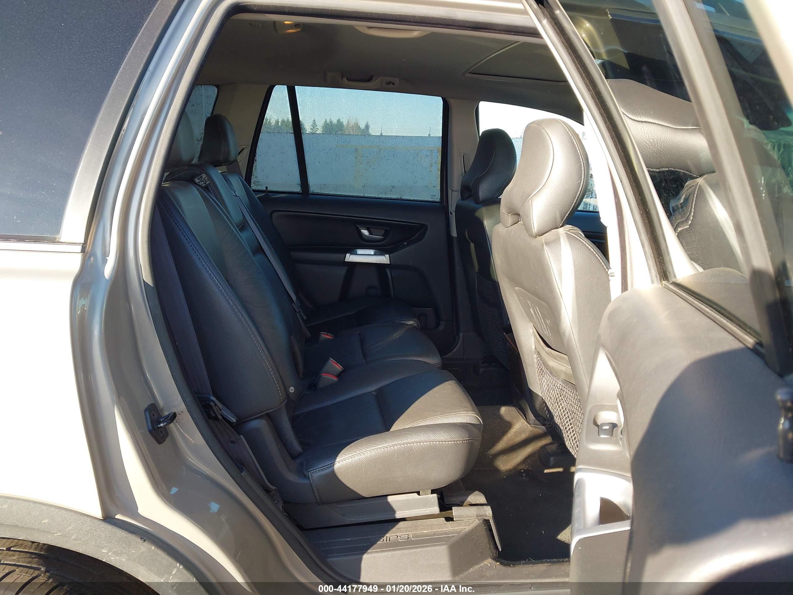 VOLVO XC90 image 8