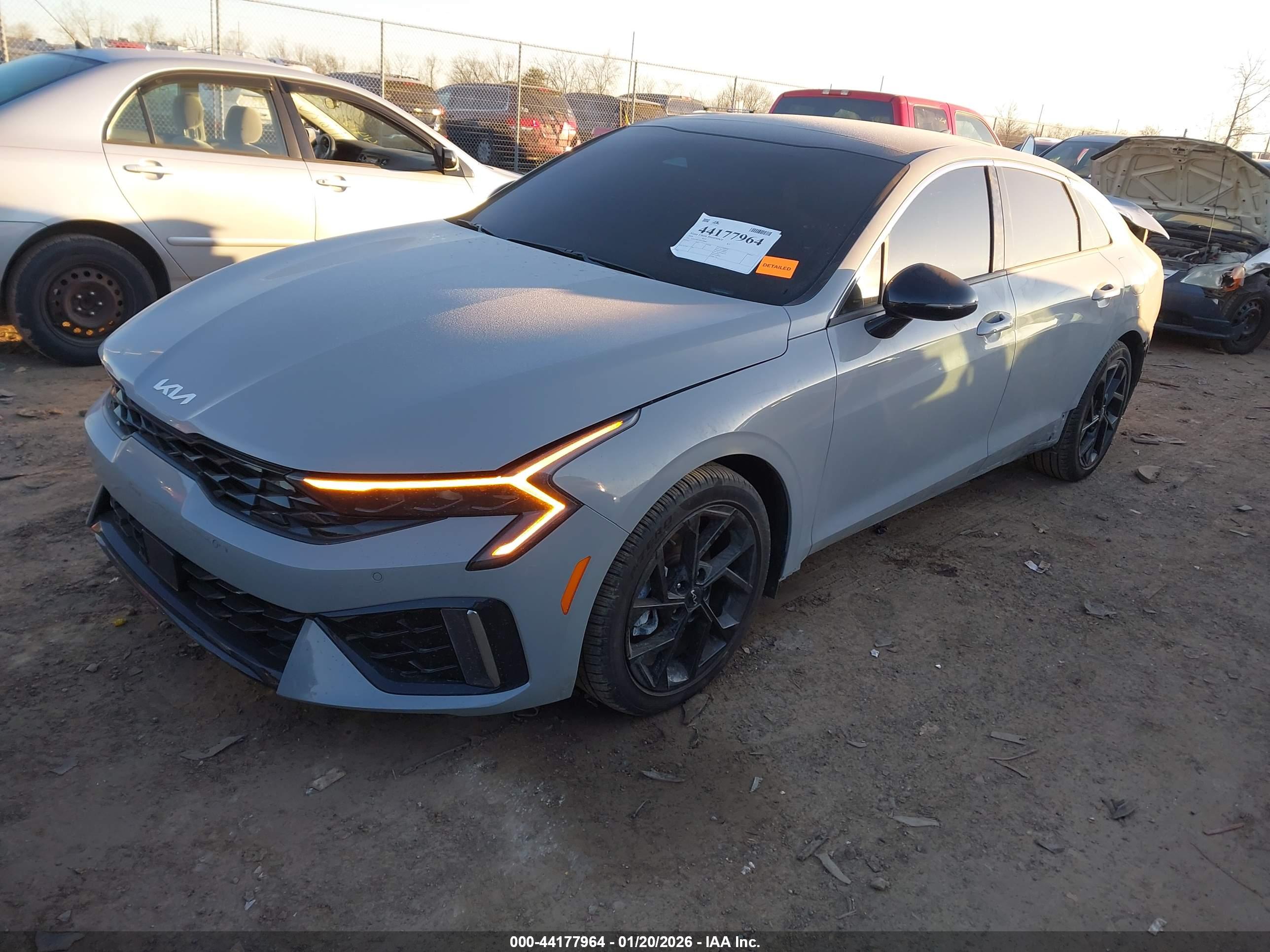 KIA K5 image 2