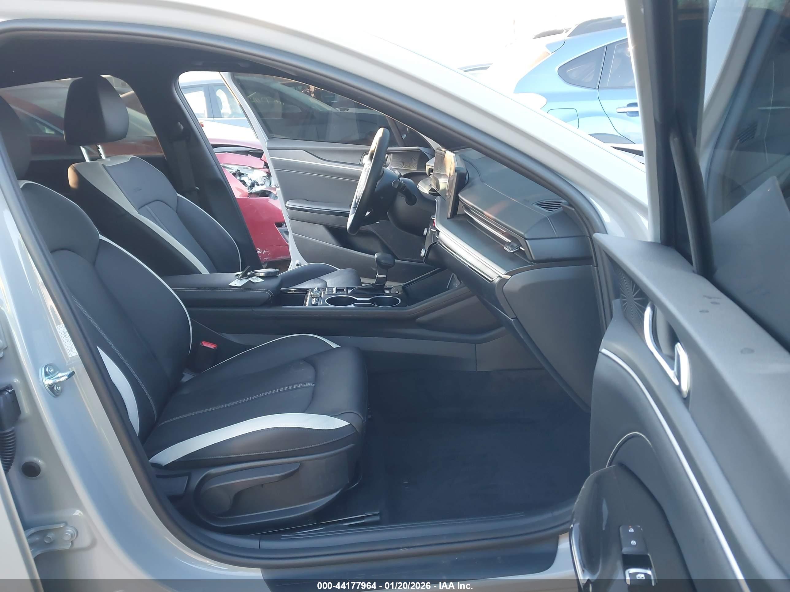 KIA K5 image 5