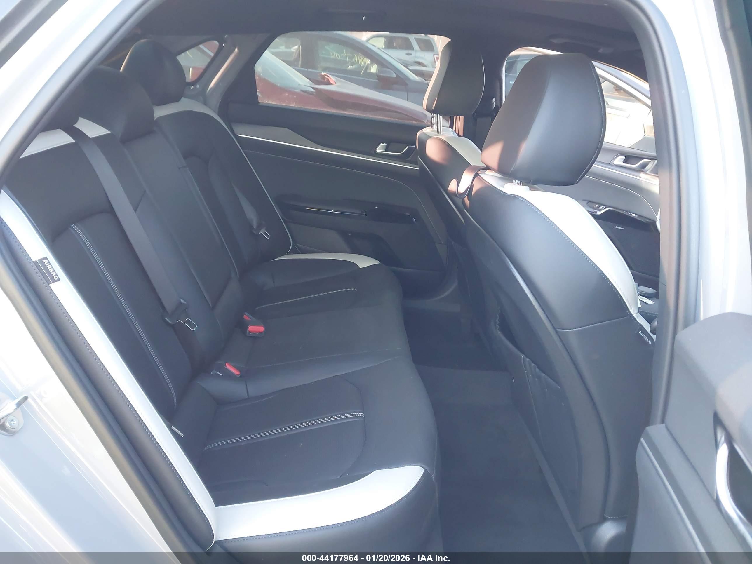 KIA K5 image 8