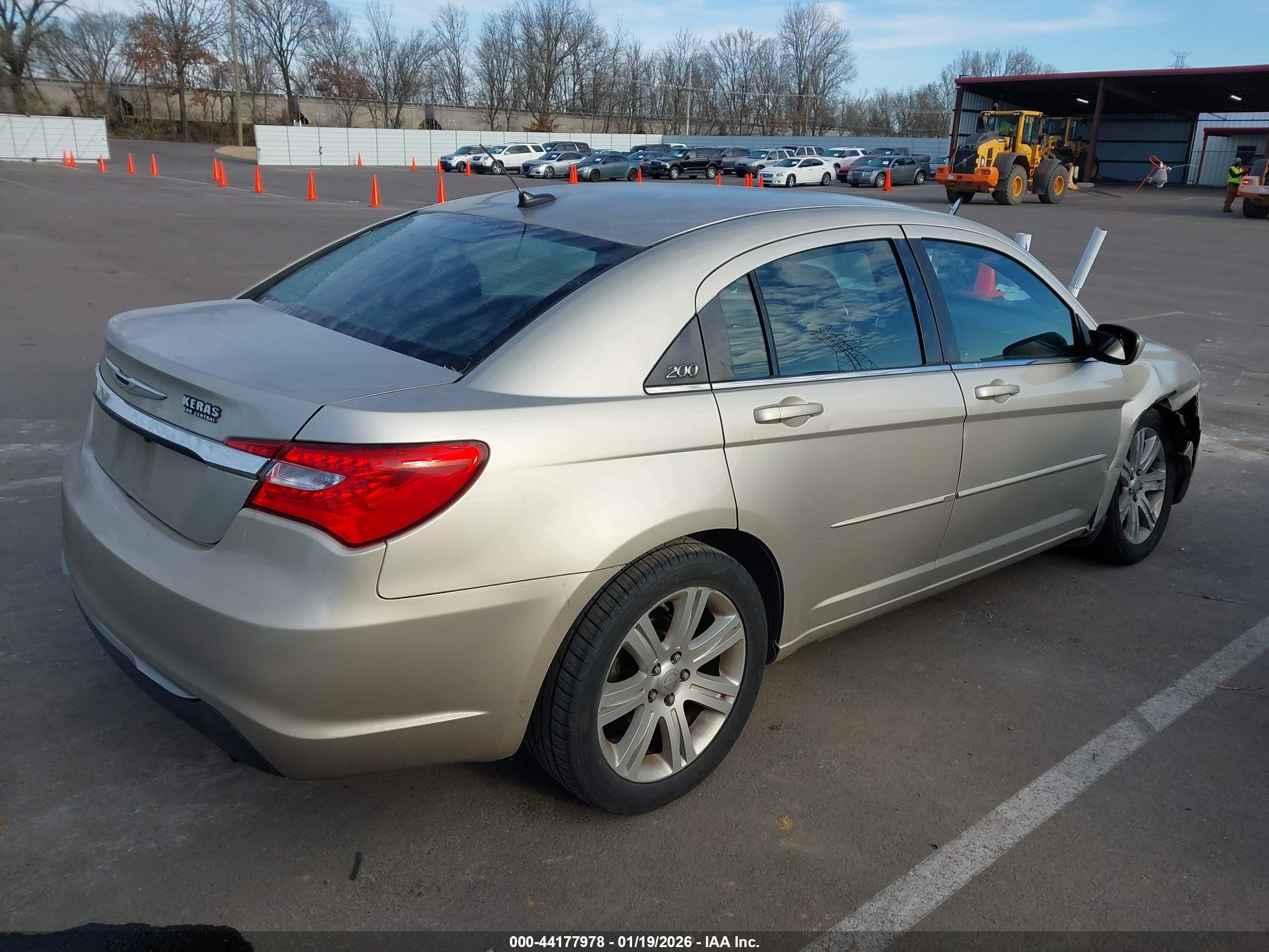 CHRYSLER 200 image 4