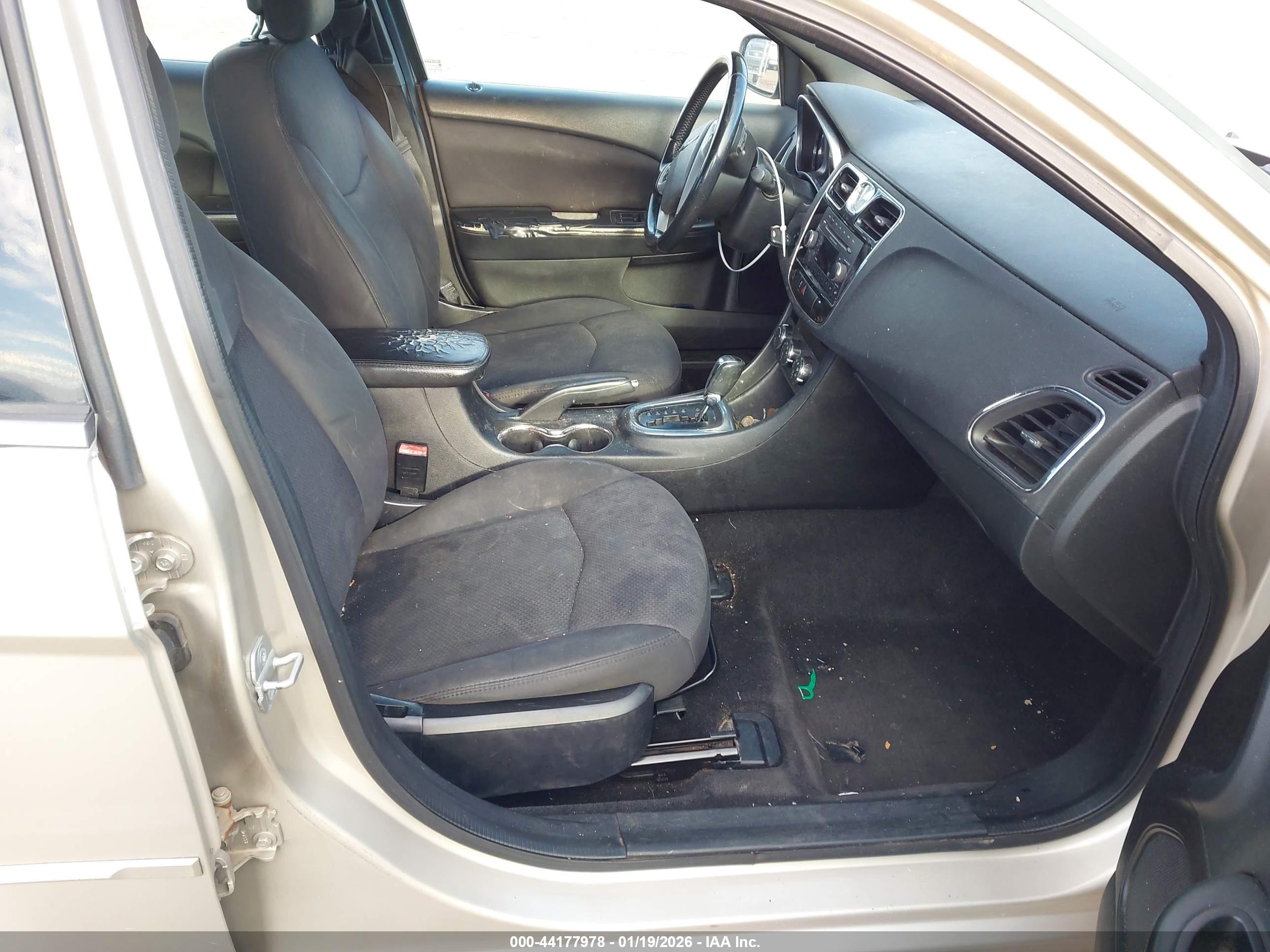 CHRYSLER 200 image 5