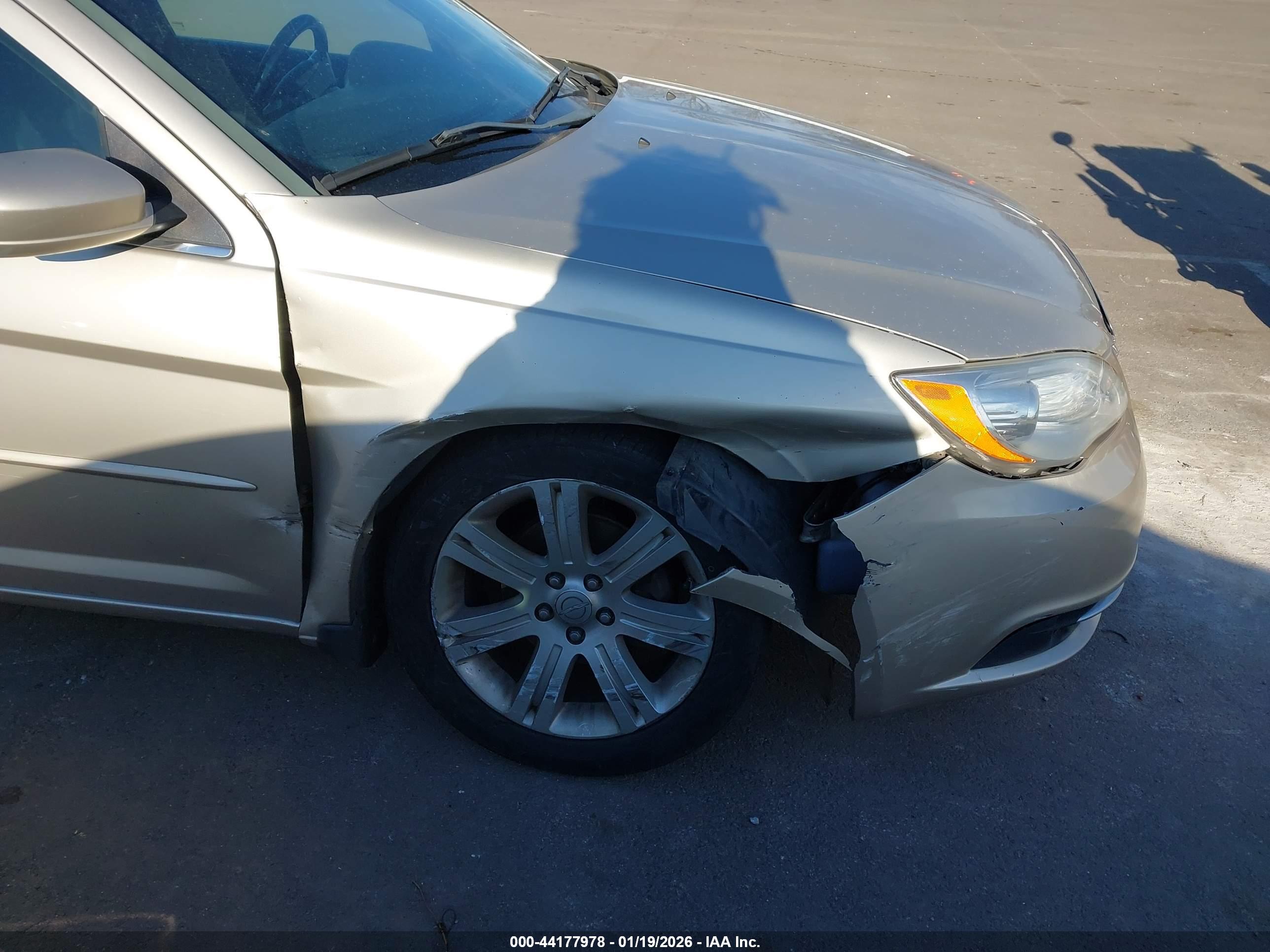 CHRYSLER 200 image 6
