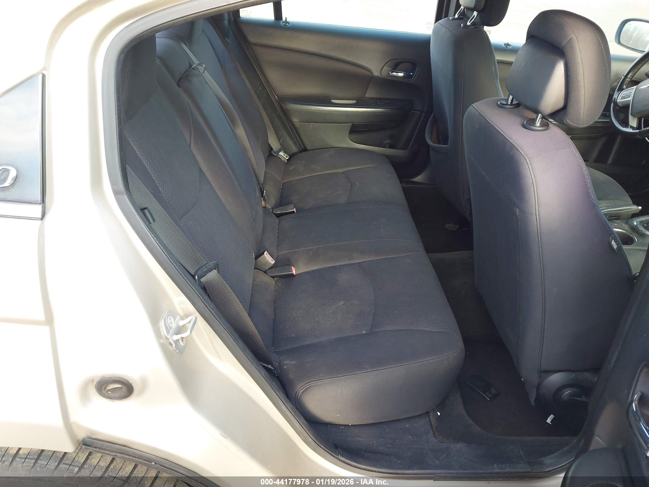 CHRYSLER 200 image 8