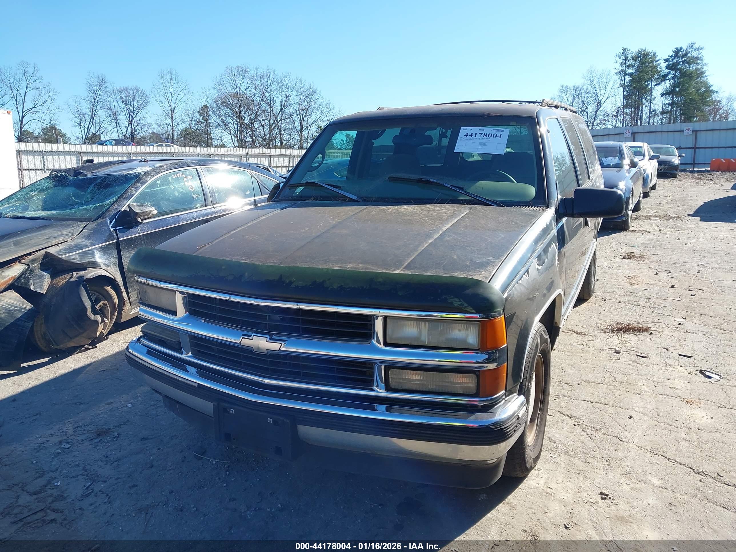 CHEVROLET SUBURBAN image 2