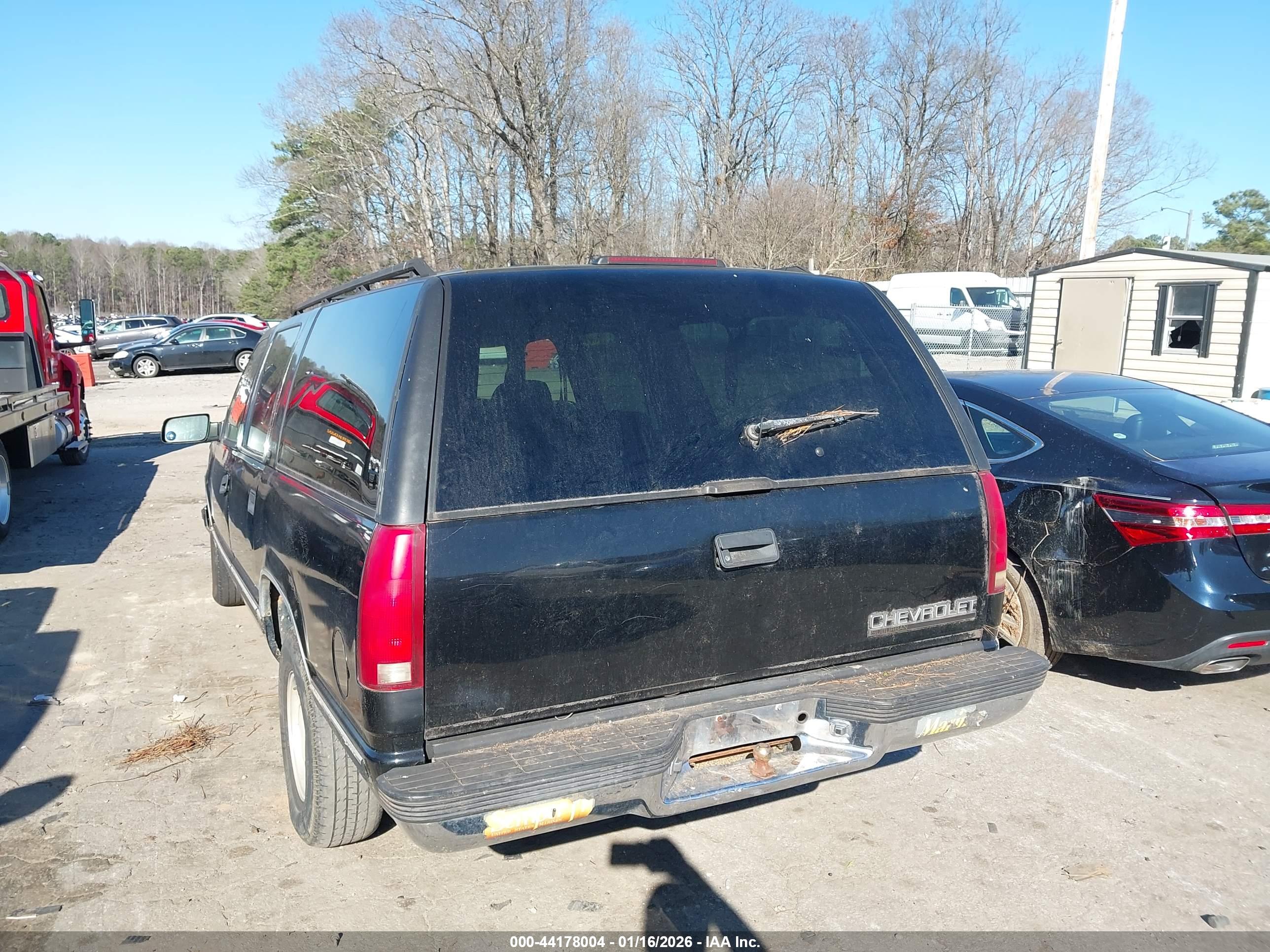 CHEVROLET SUBURBAN image 3