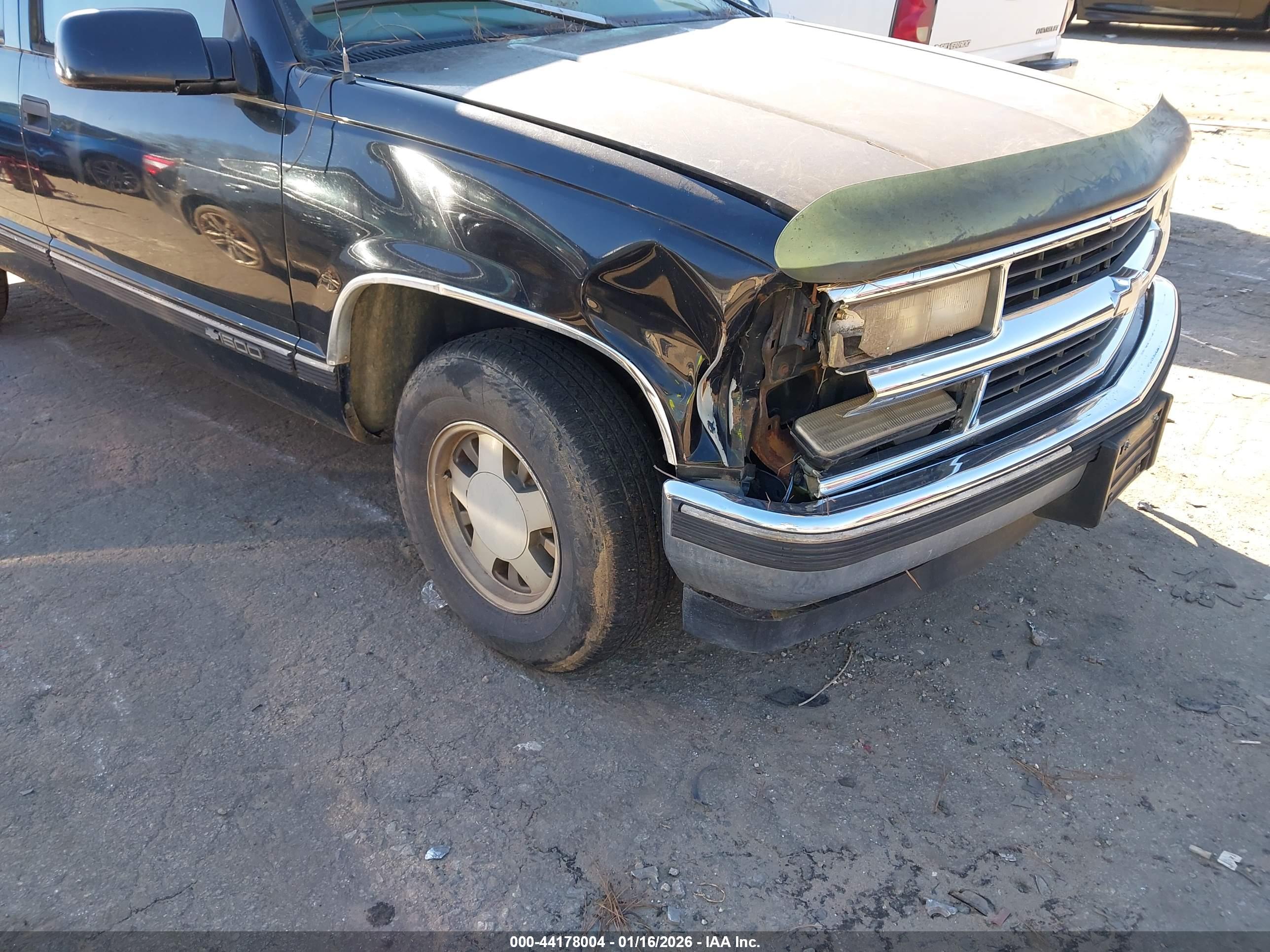 CHEVROLET SUBURBAN image 6
