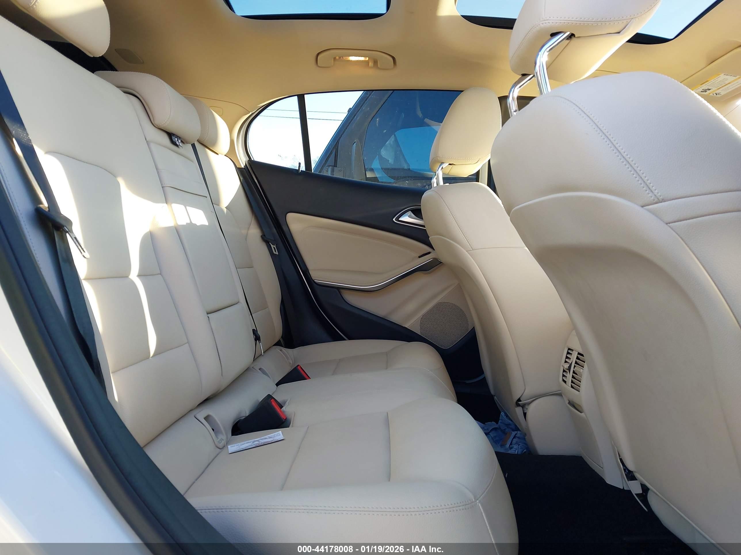 MERCEDES-BENZ GLA image 8