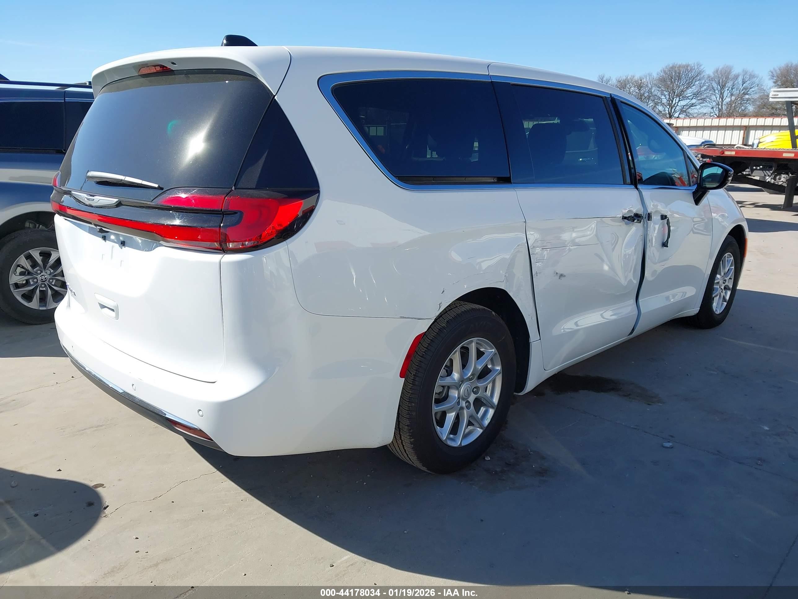 CHRYSLER PACIFICA image 4