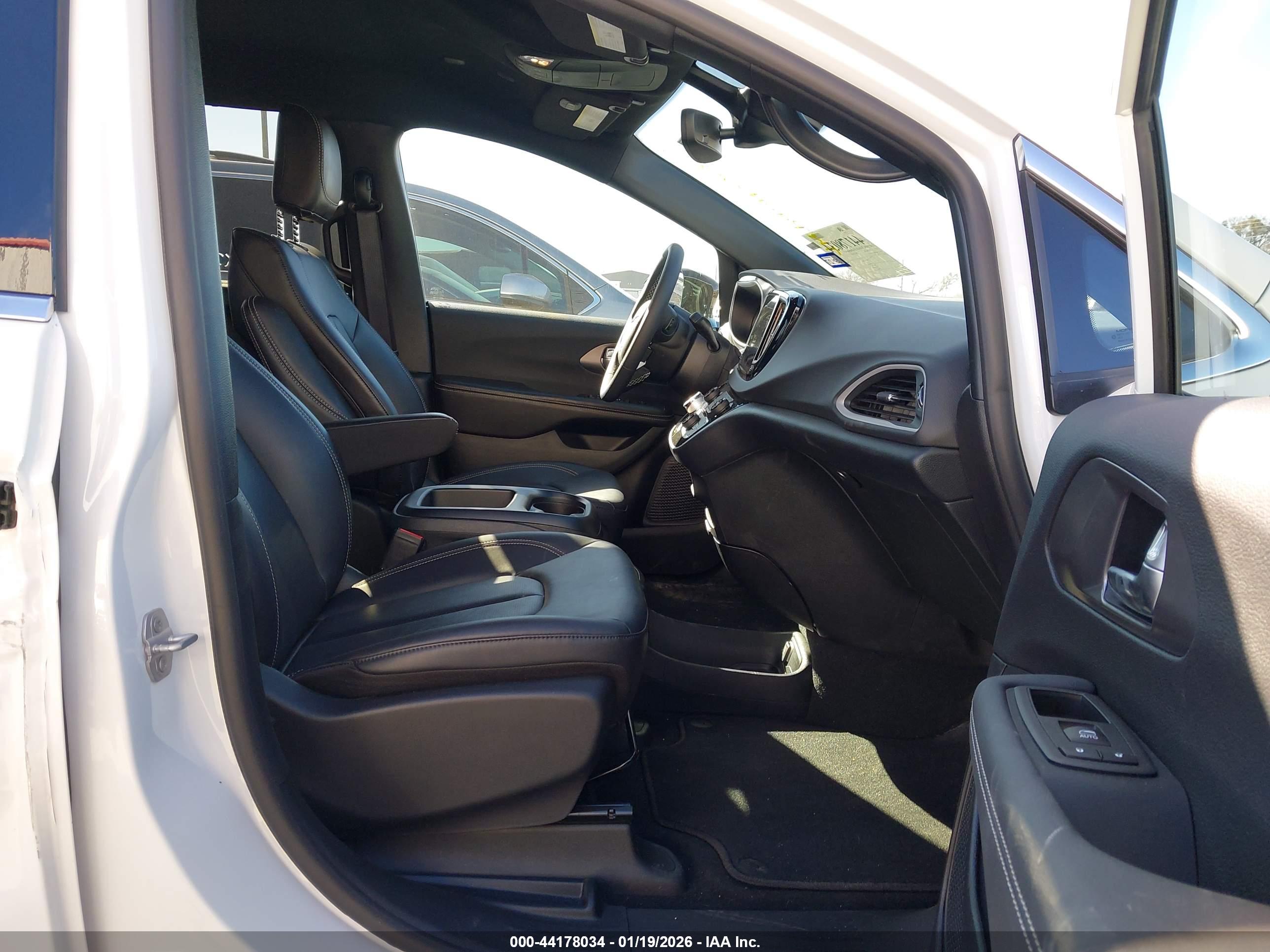CHRYSLER PACIFICA image 5