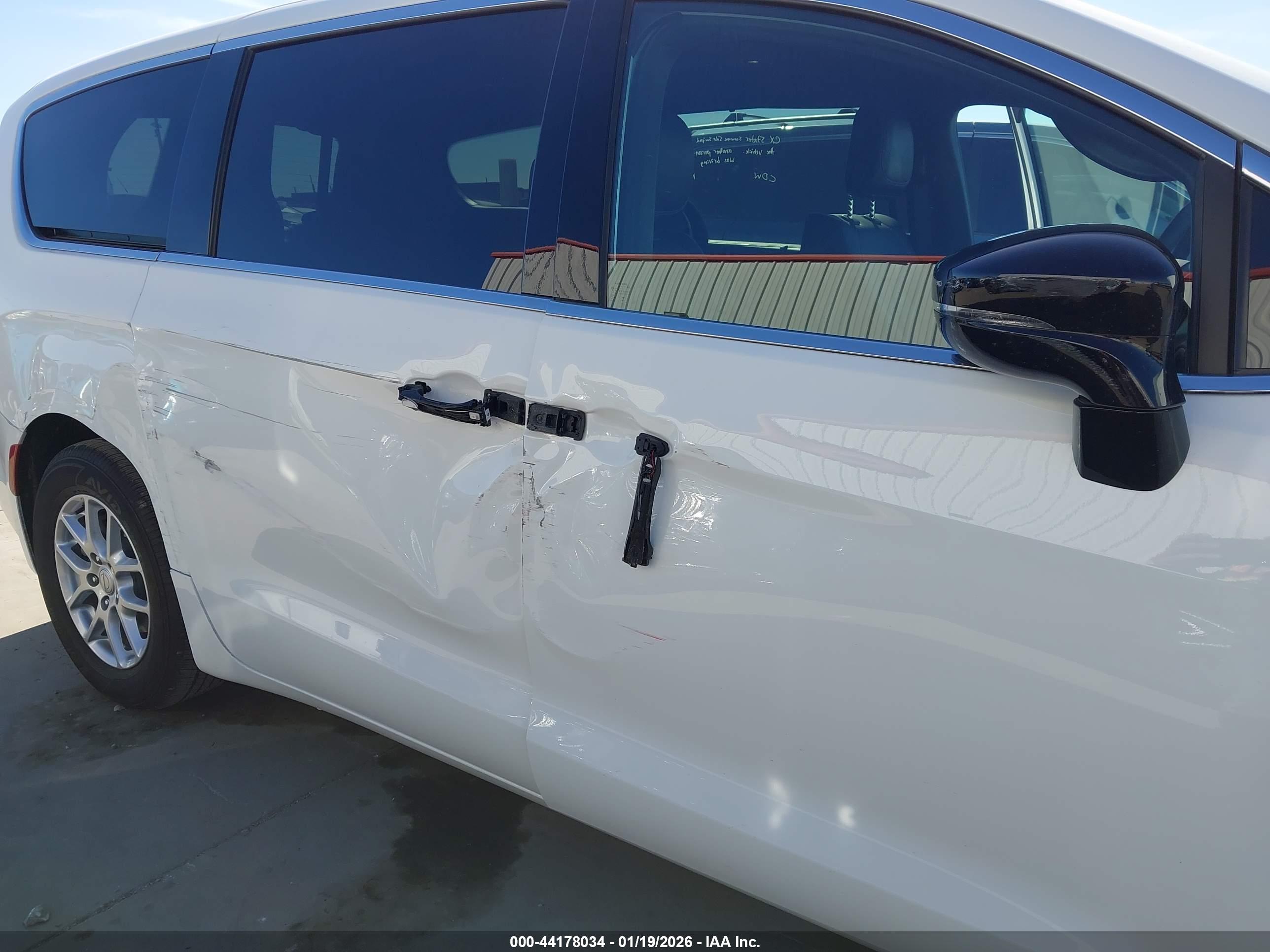 CHRYSLER PACIFICA image 6