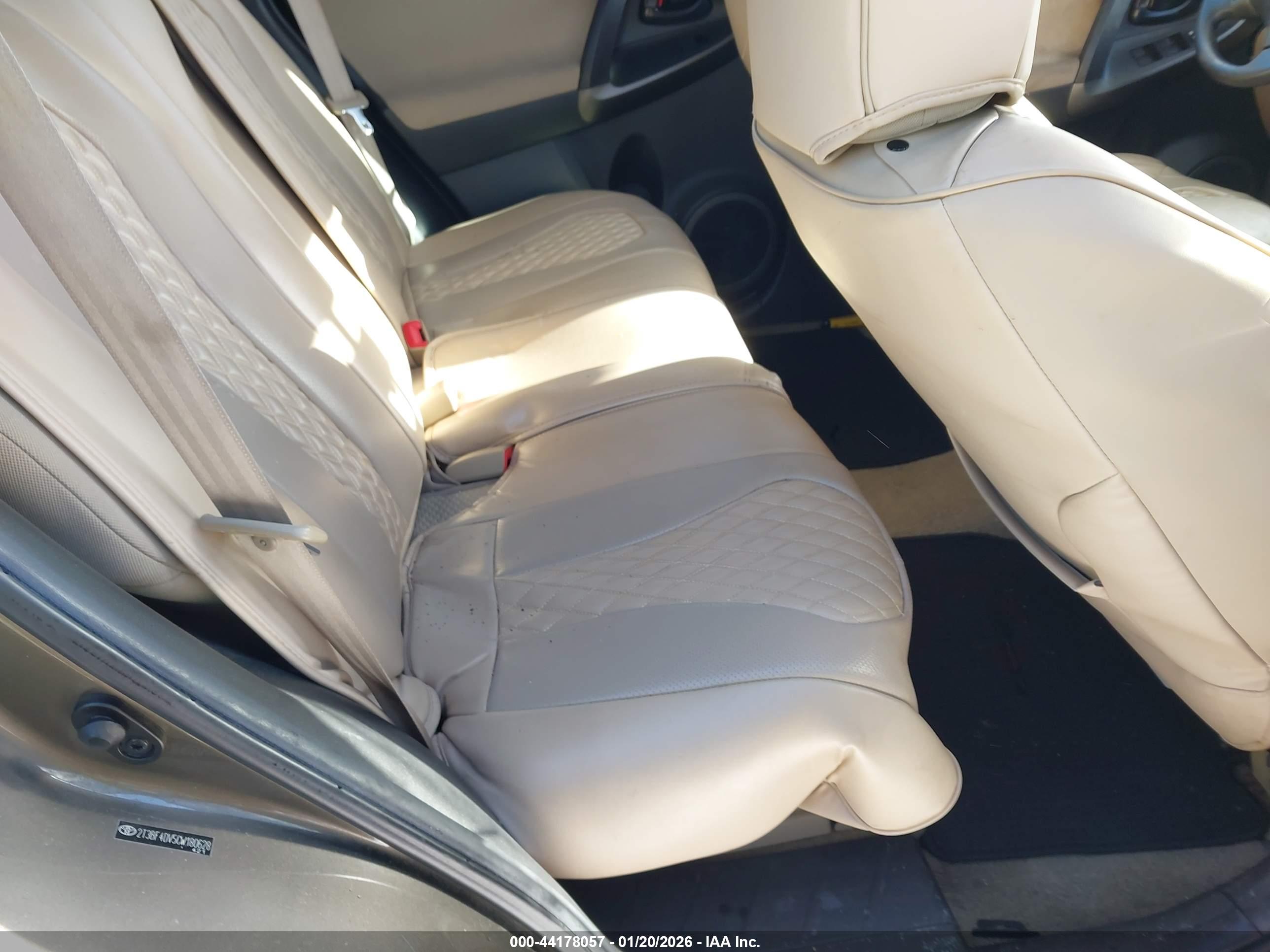 TOYOTA RAV4 image 8
