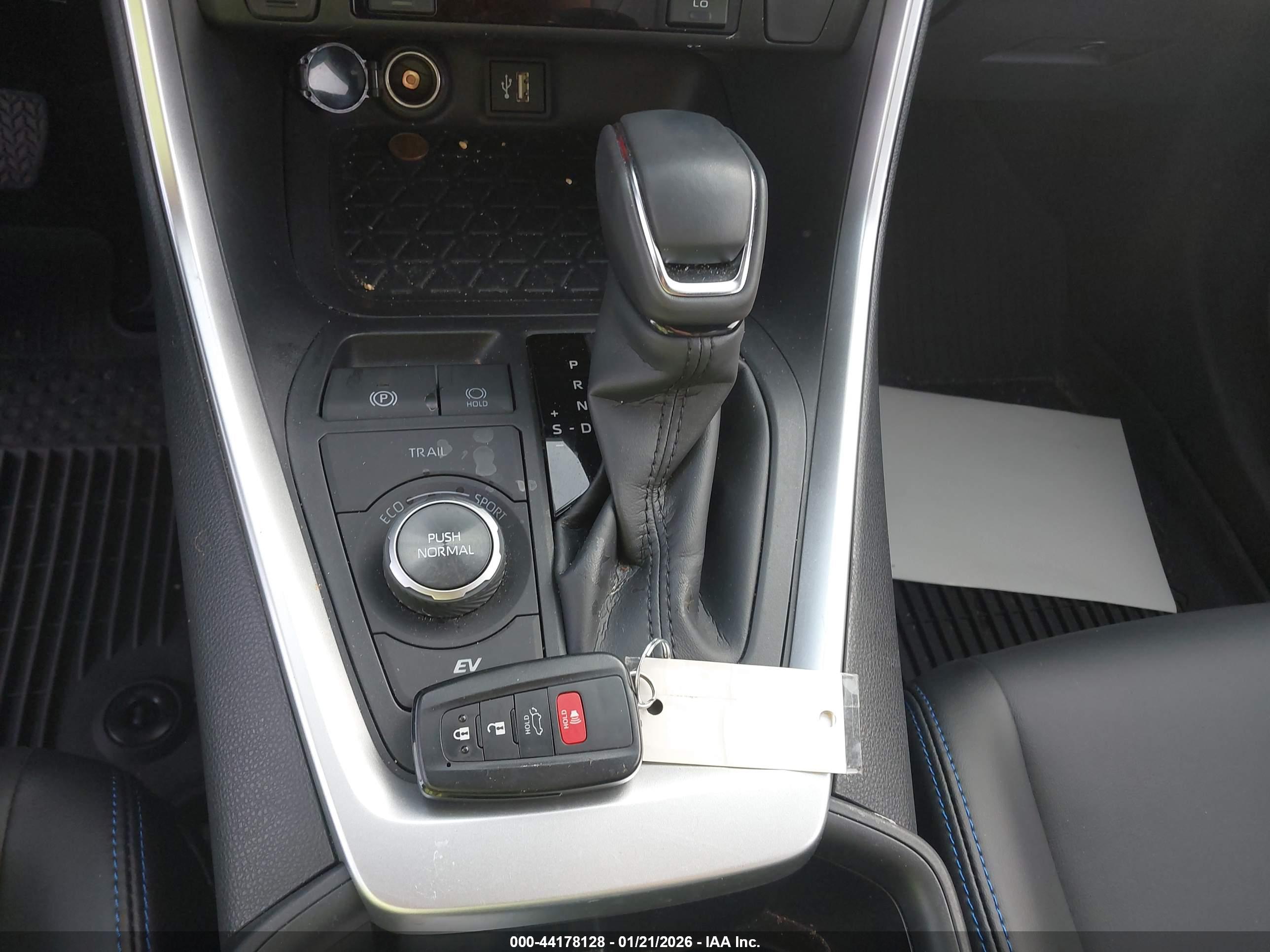 TOYOTA RAV4 image 11