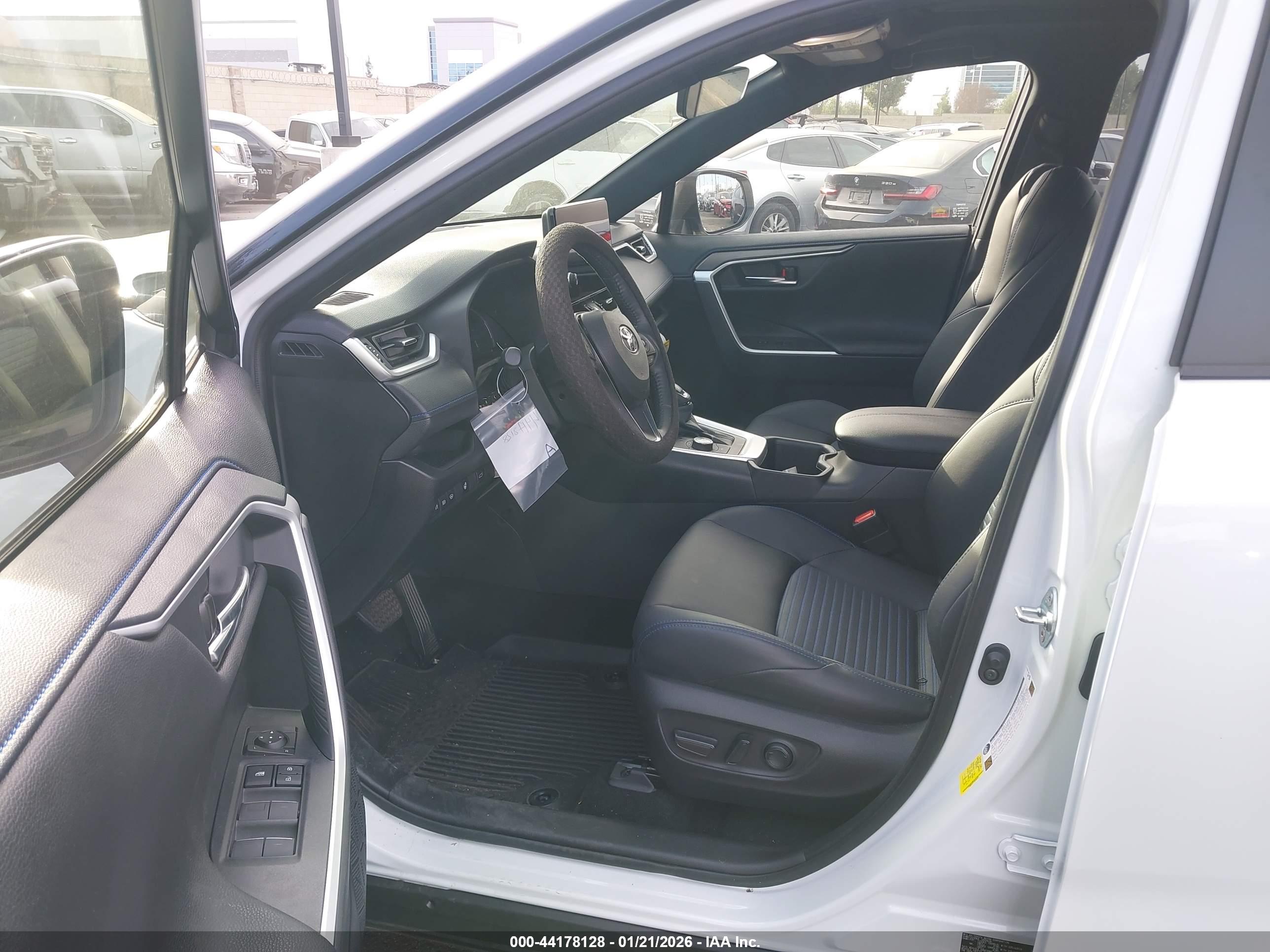 TOYOTA RAV4 image 5