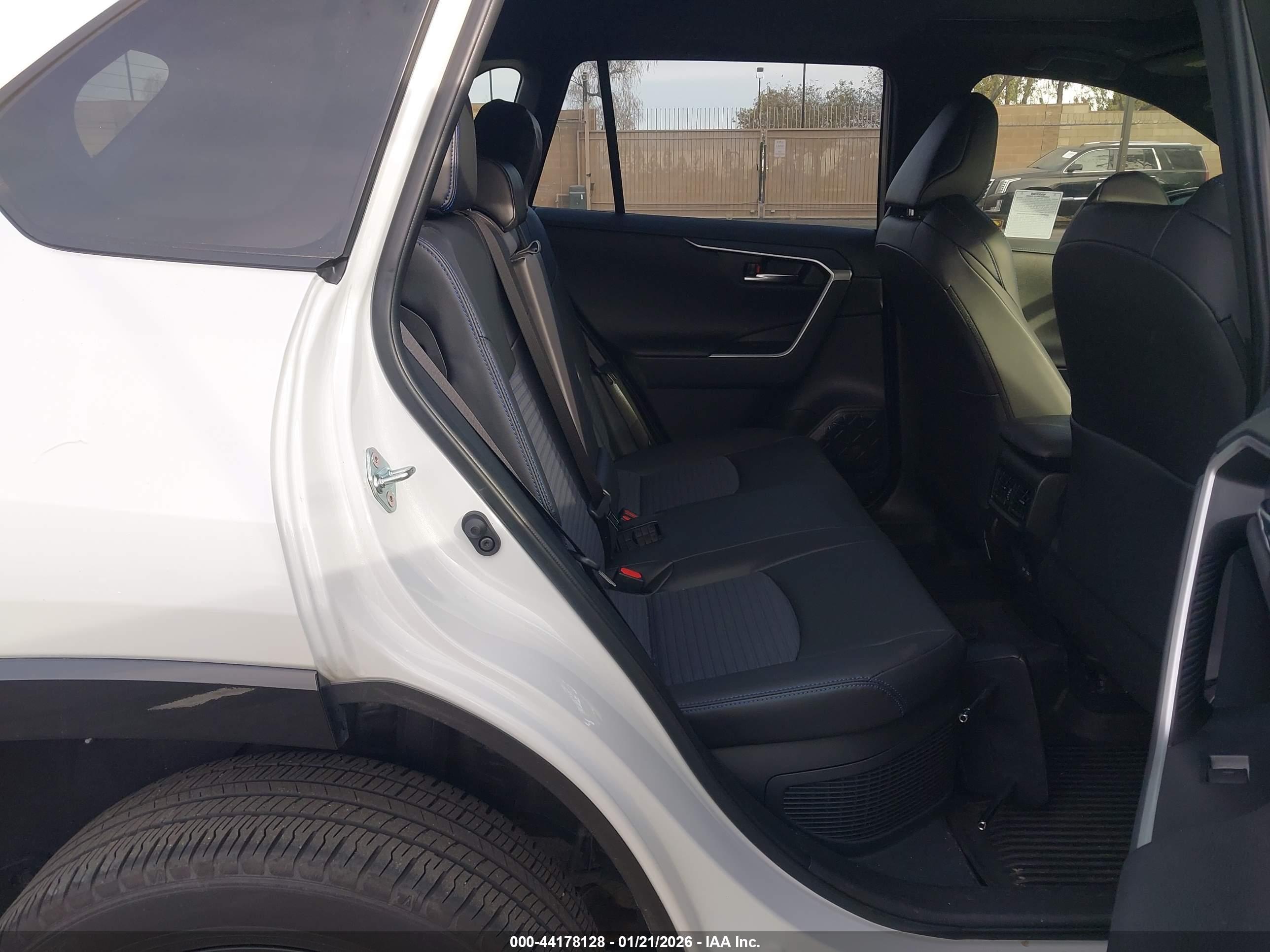 TOYOTA RAV4 image 8