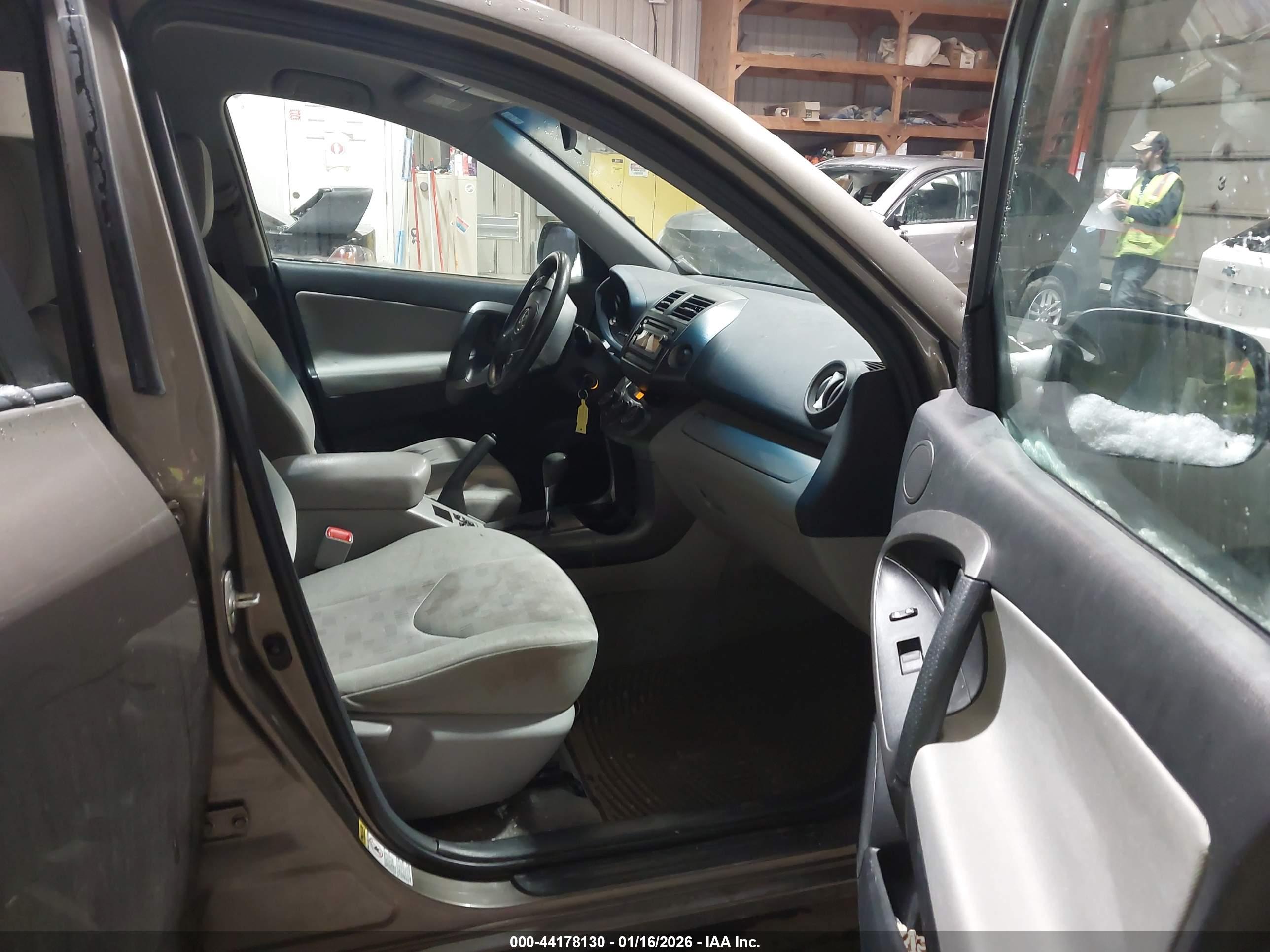 TOYOTA RAV4 image 5