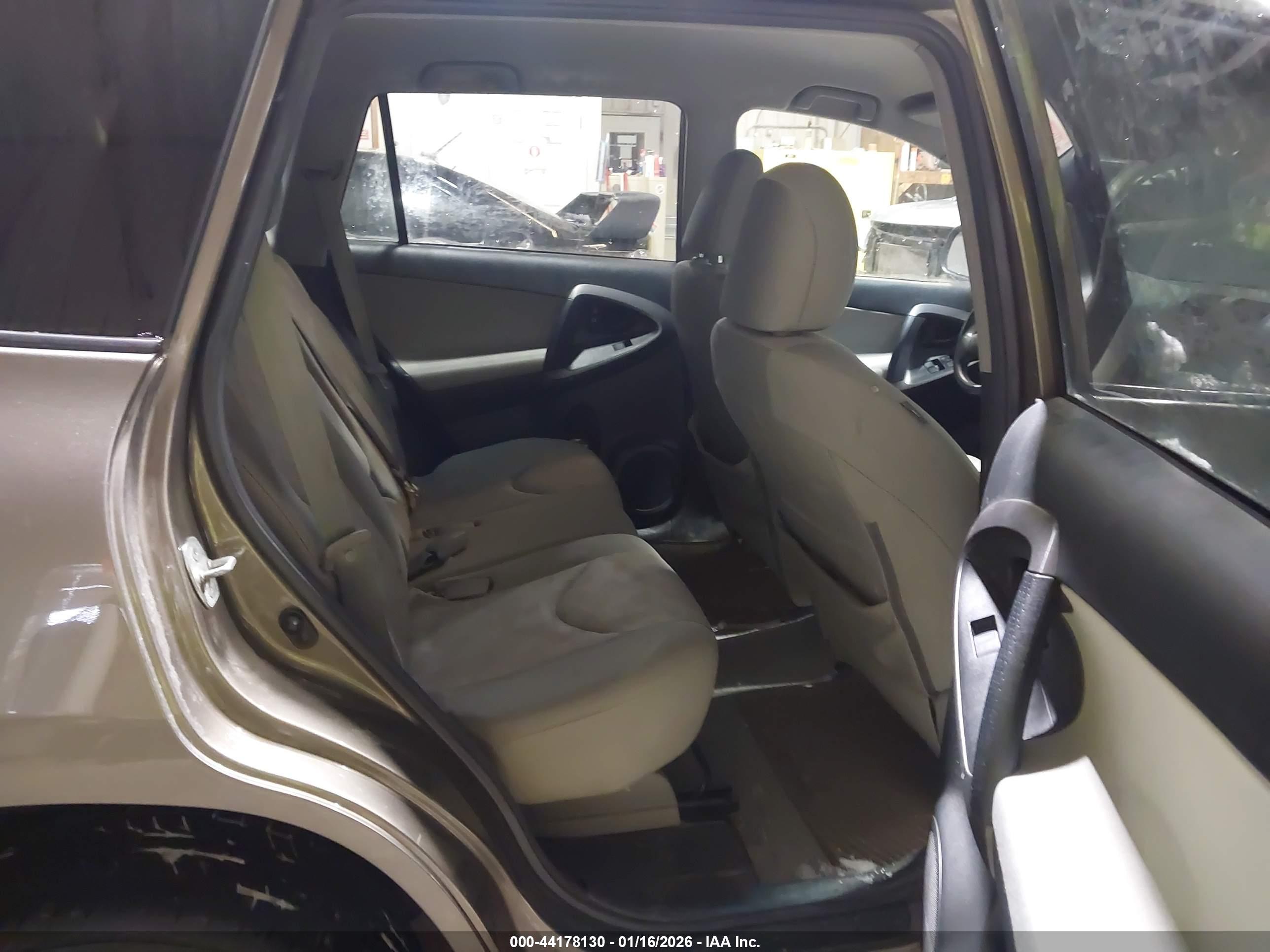 TOYOTA RAV4 image 8