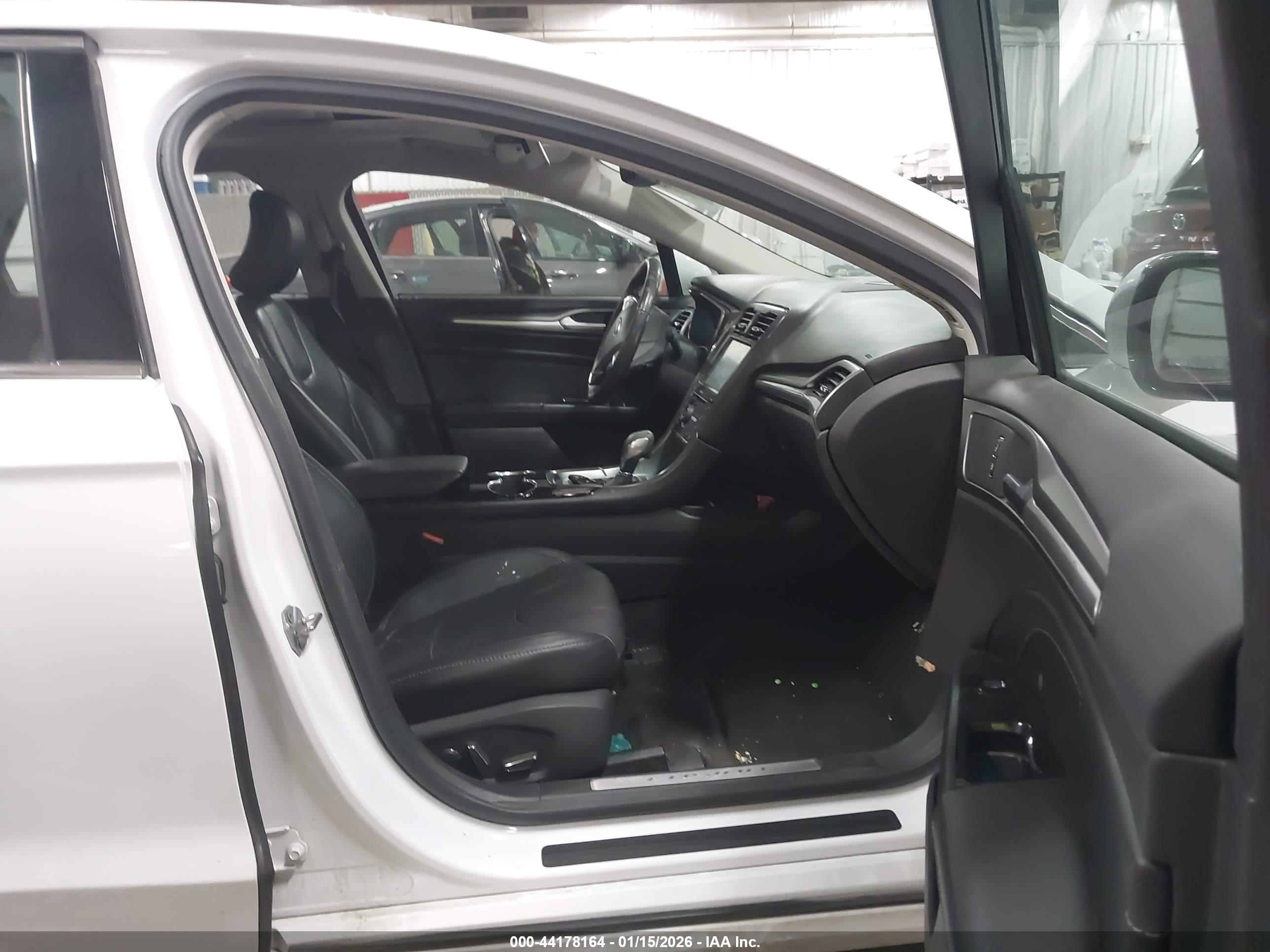 FORD FUSION image 5