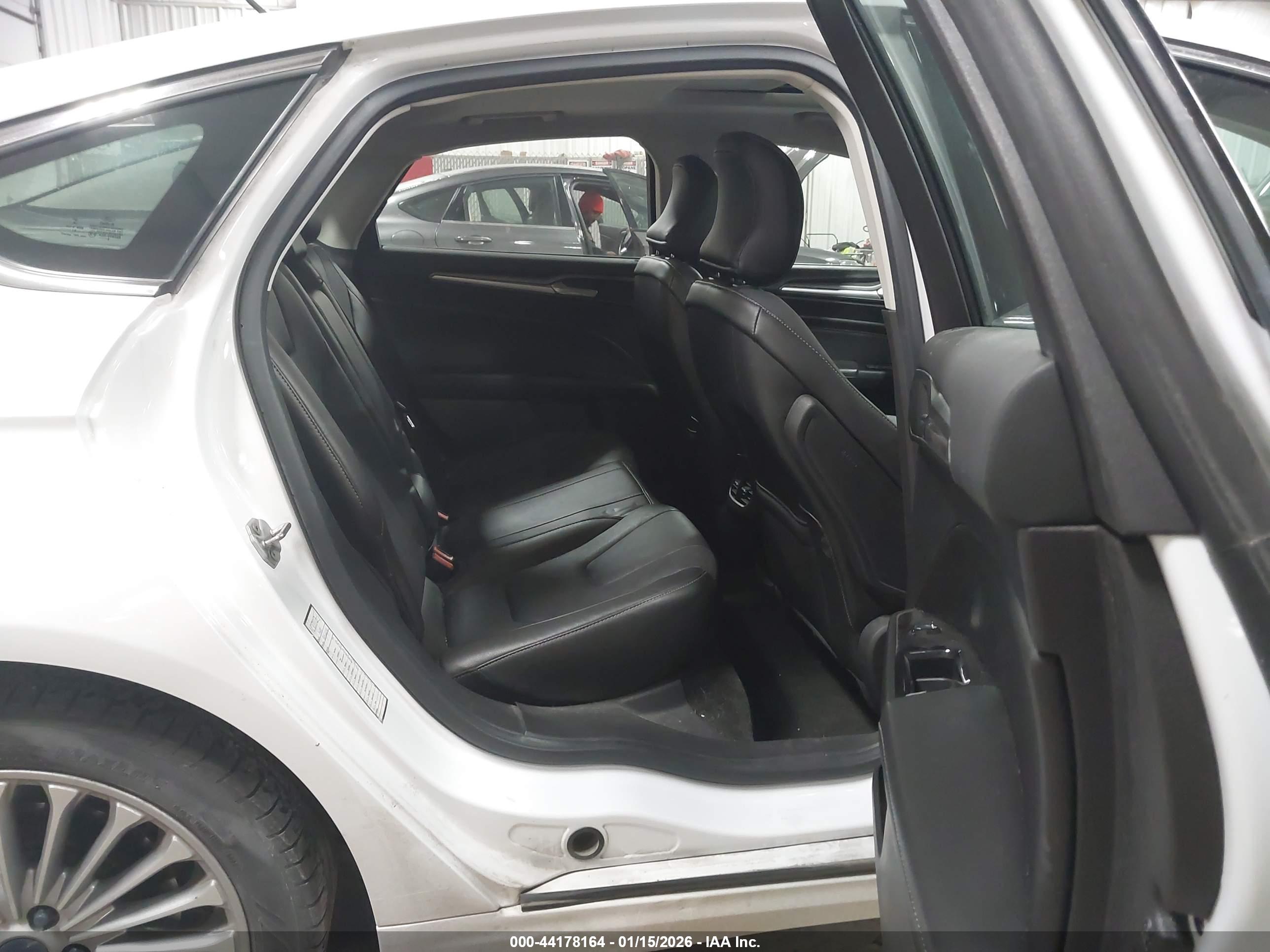 FORD FUSION image 8