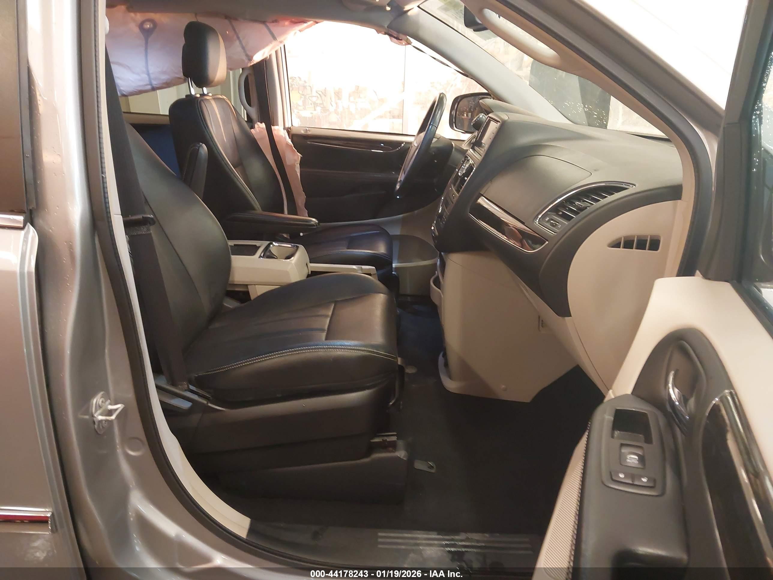 CHRYSLER TOWN image 5