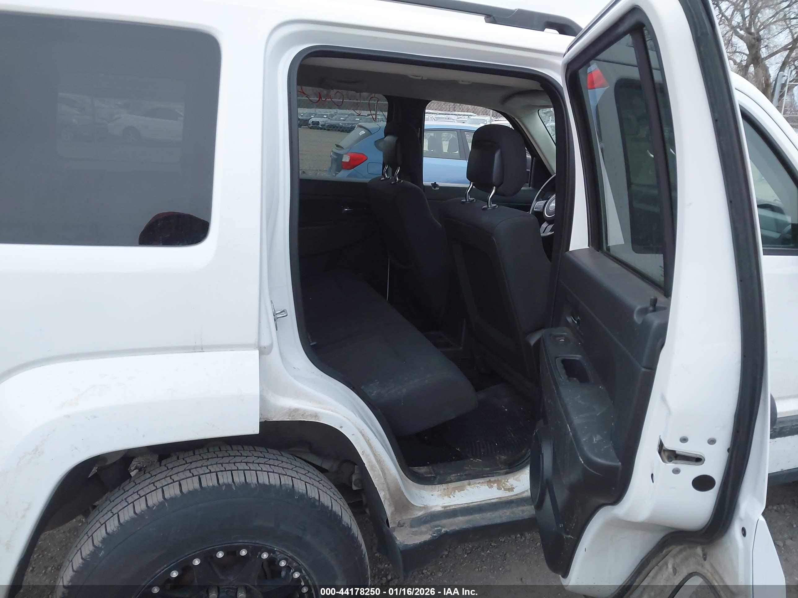 JEEP LIBERTY image 8