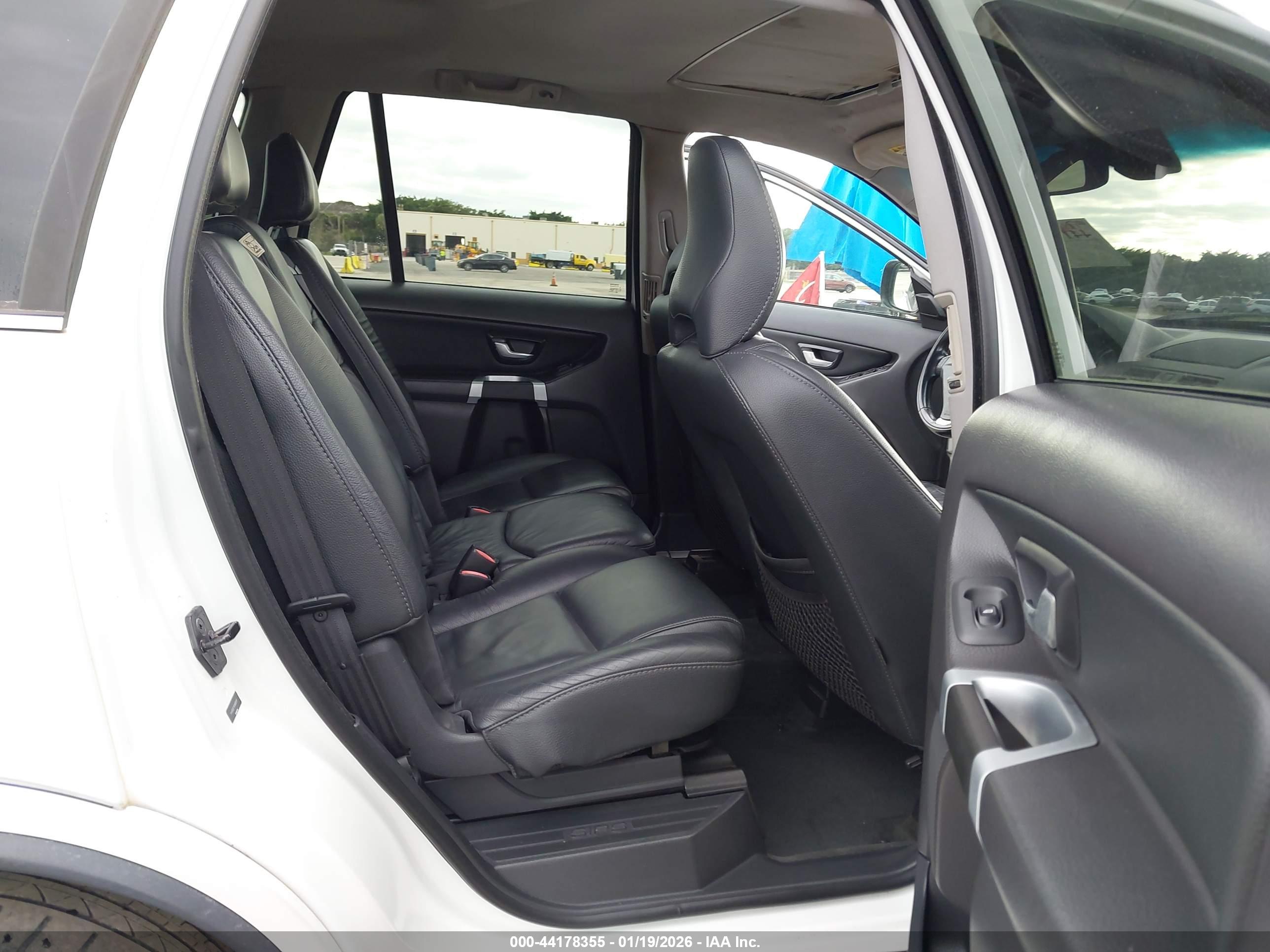 VOLVO XC90 image 8