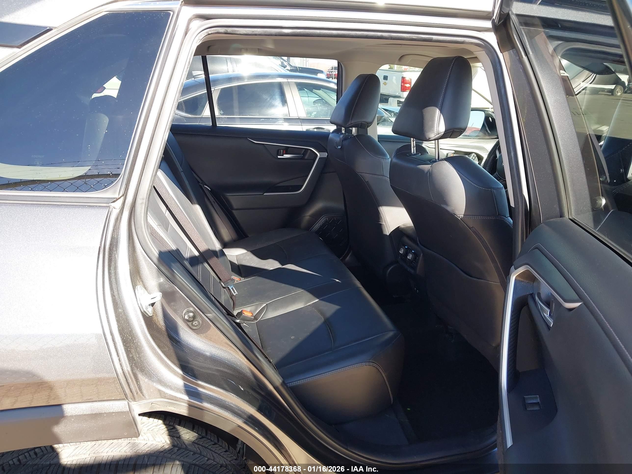 TOYOTA RAV4 image 8