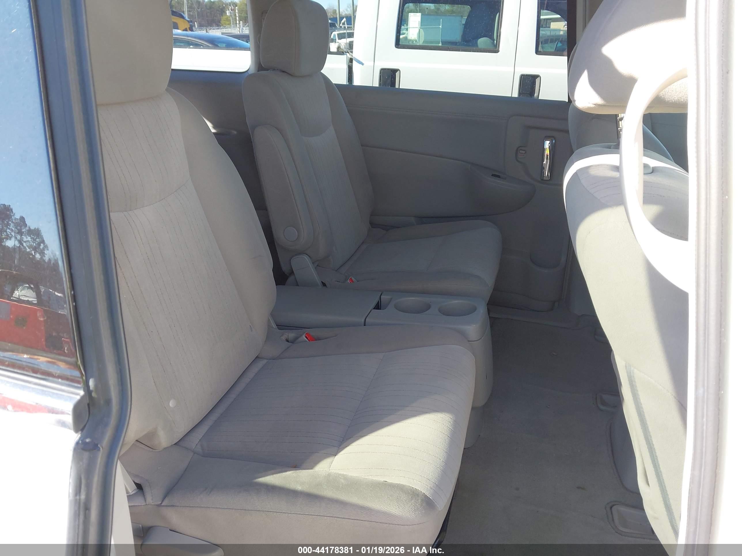 NISSAN QUEST image 8