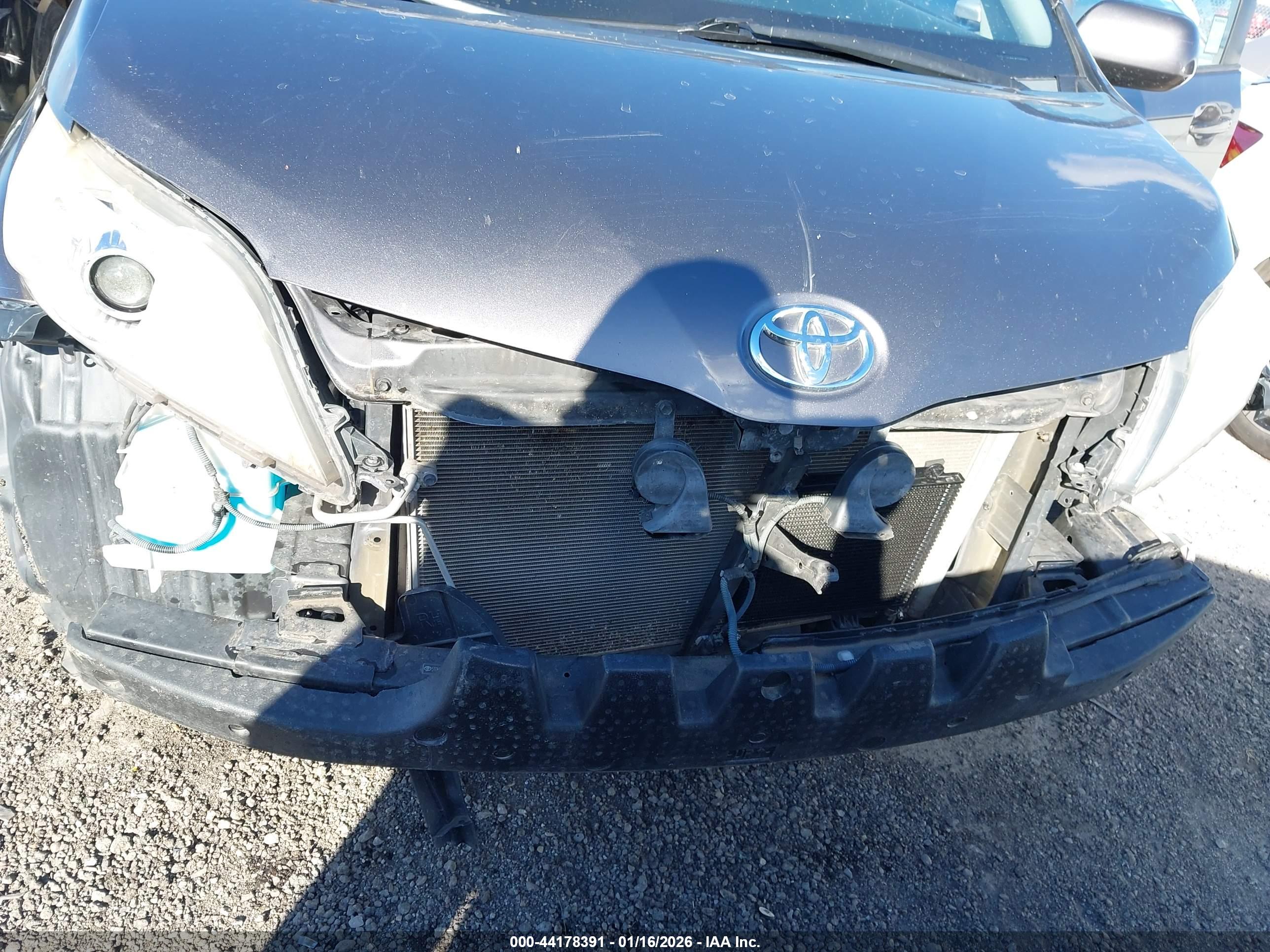 TOYOTA SIENNA image 6