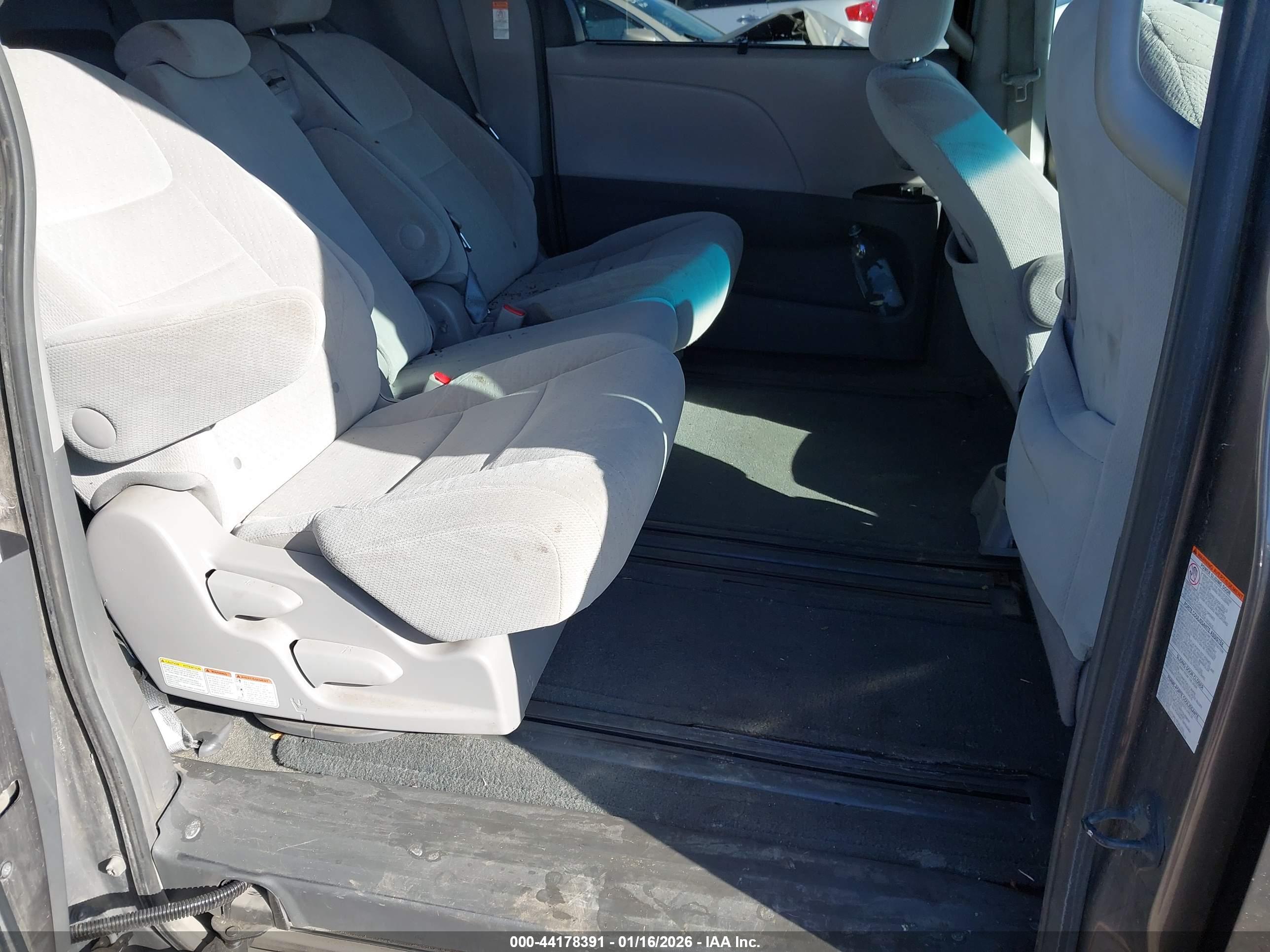 TOYOTA SIENNA image 8