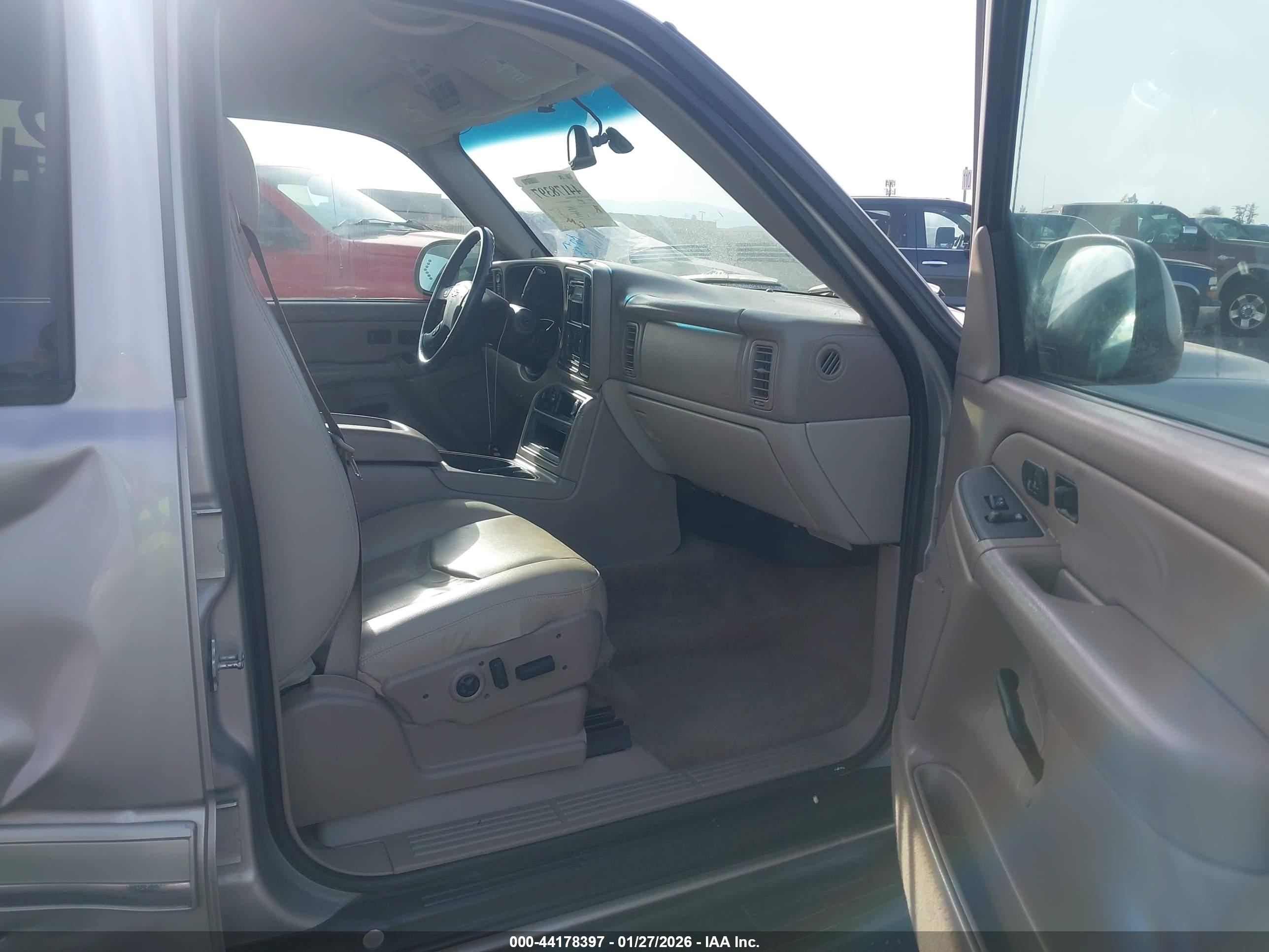 CHEVROLET SUBURBAN image 5