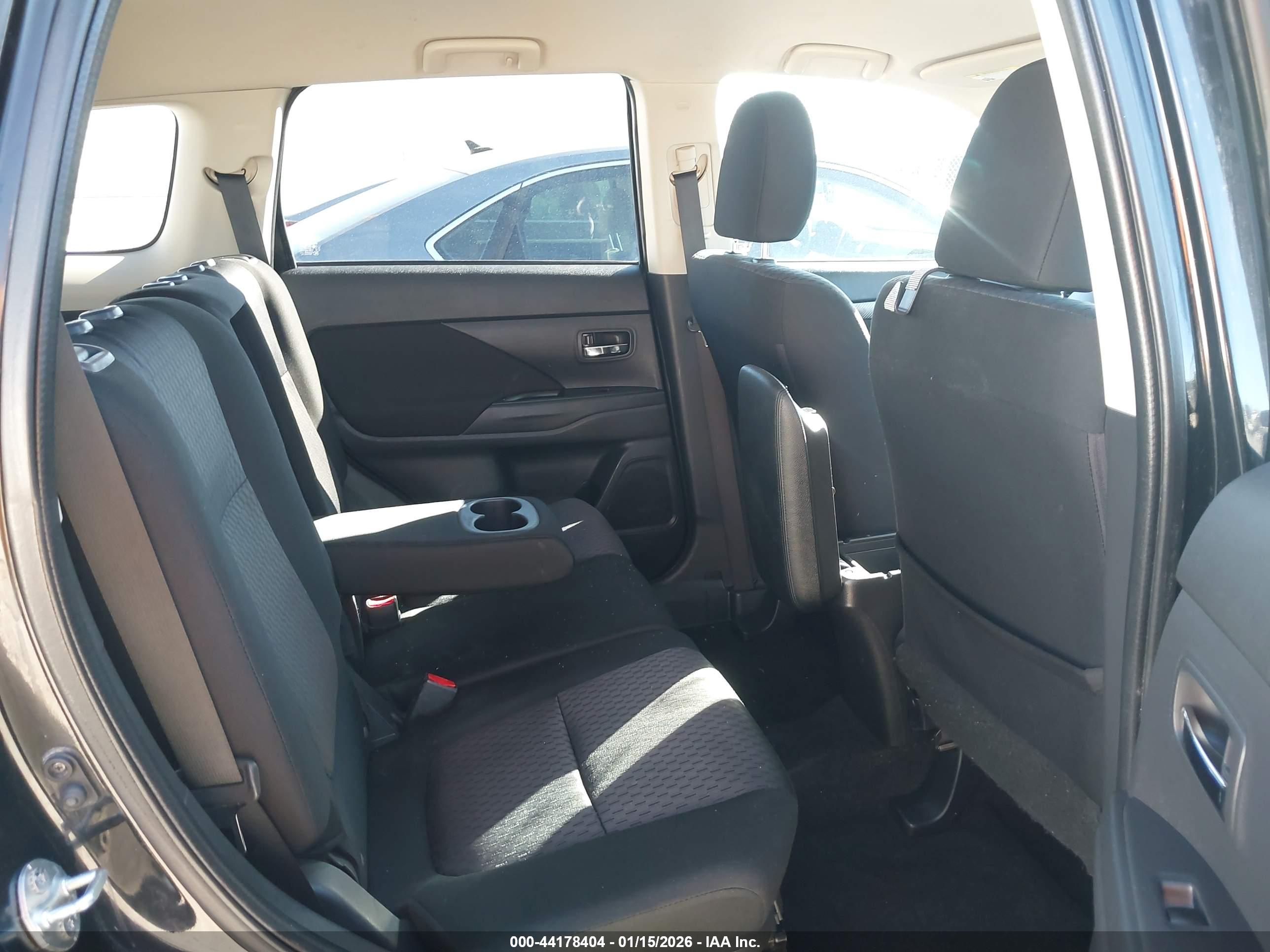 MITSUBISHI OUTLANDER image 8