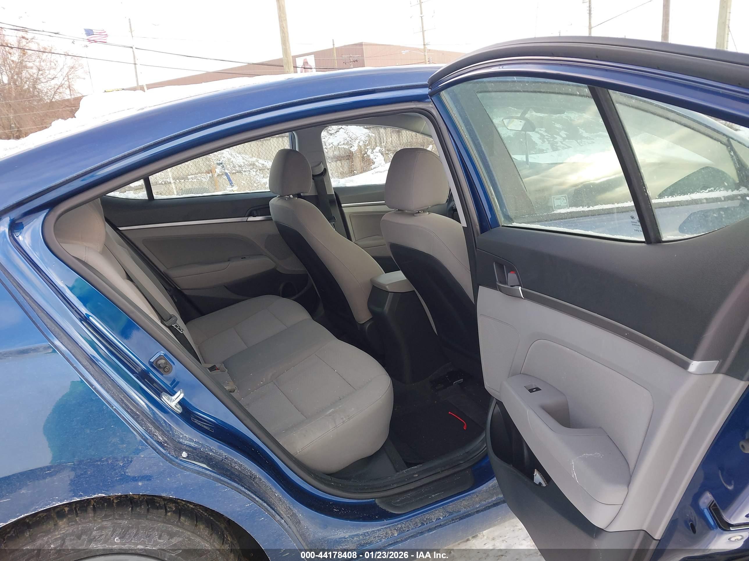 HYUNDAI ELANTRA image 8