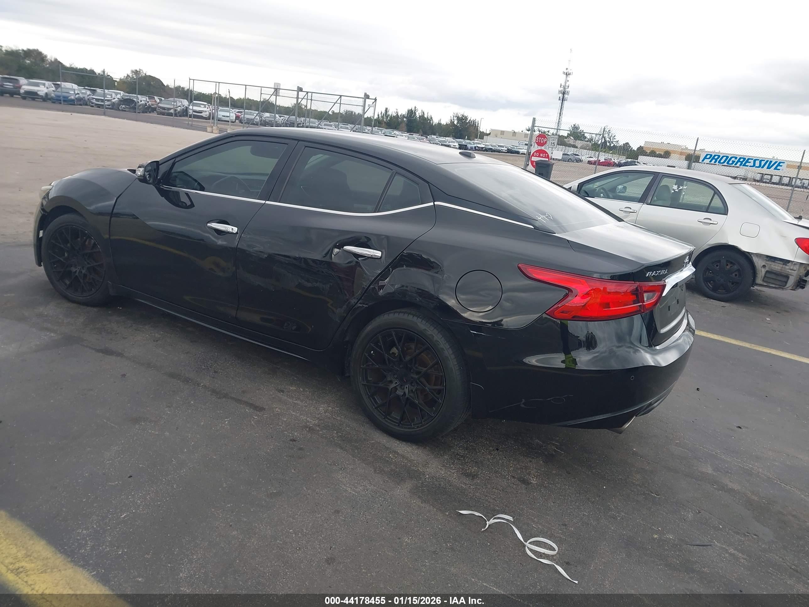 NISSAN MAXIMA image 3