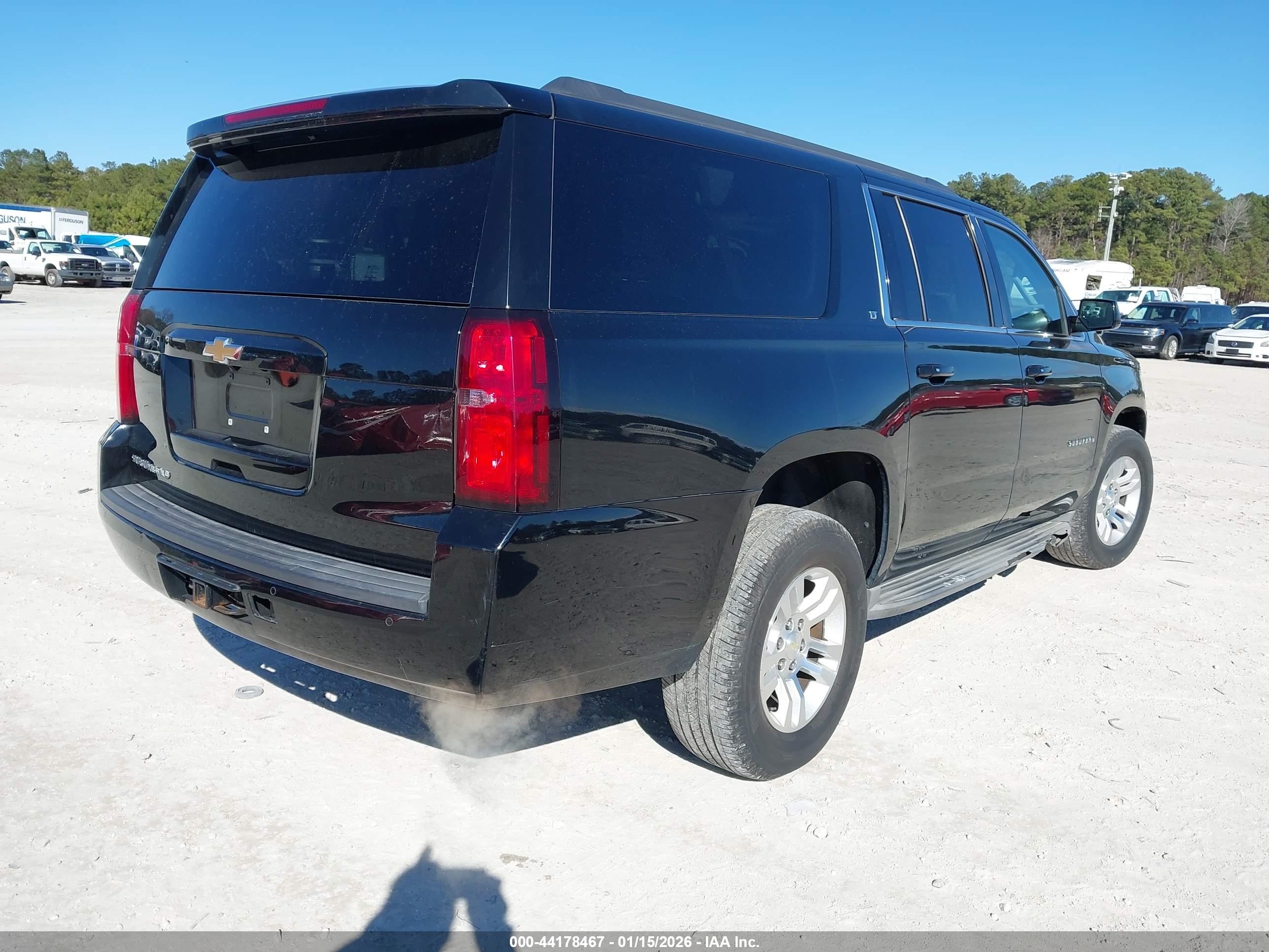 CHEVROLET SUBURBAN image 4