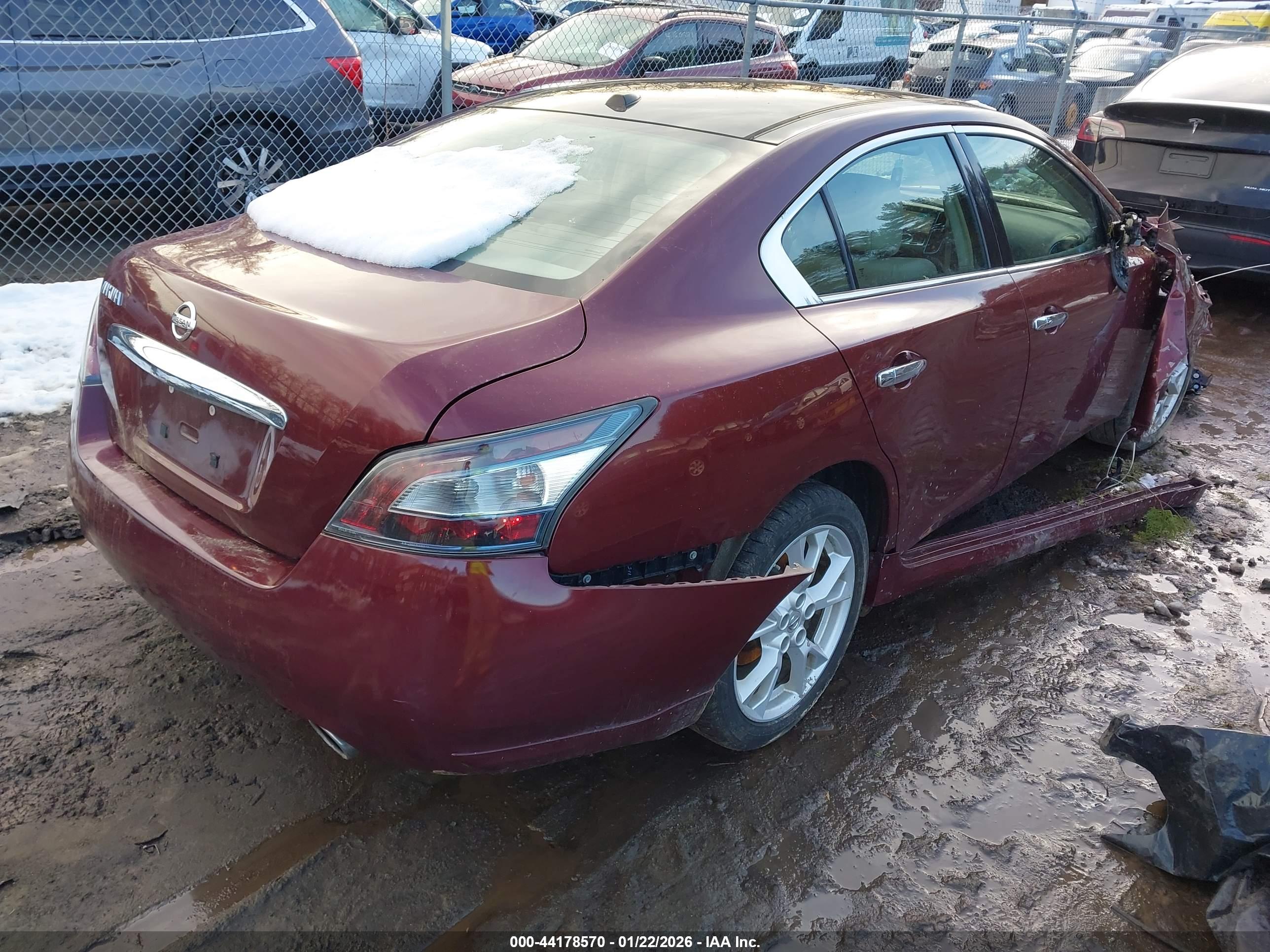NISSAN MAXIMA image 4