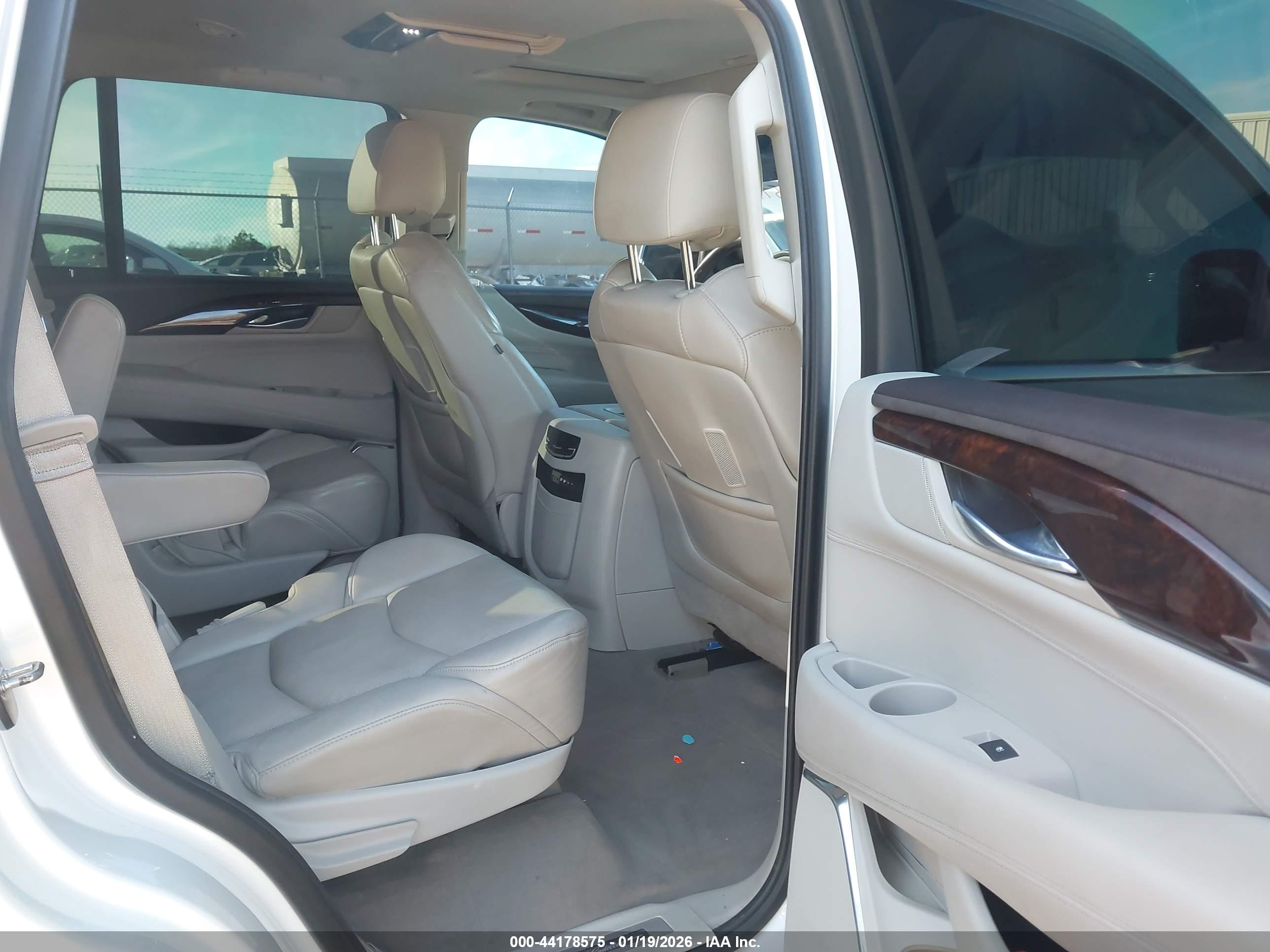 CADILLAC ESCALADE image 8