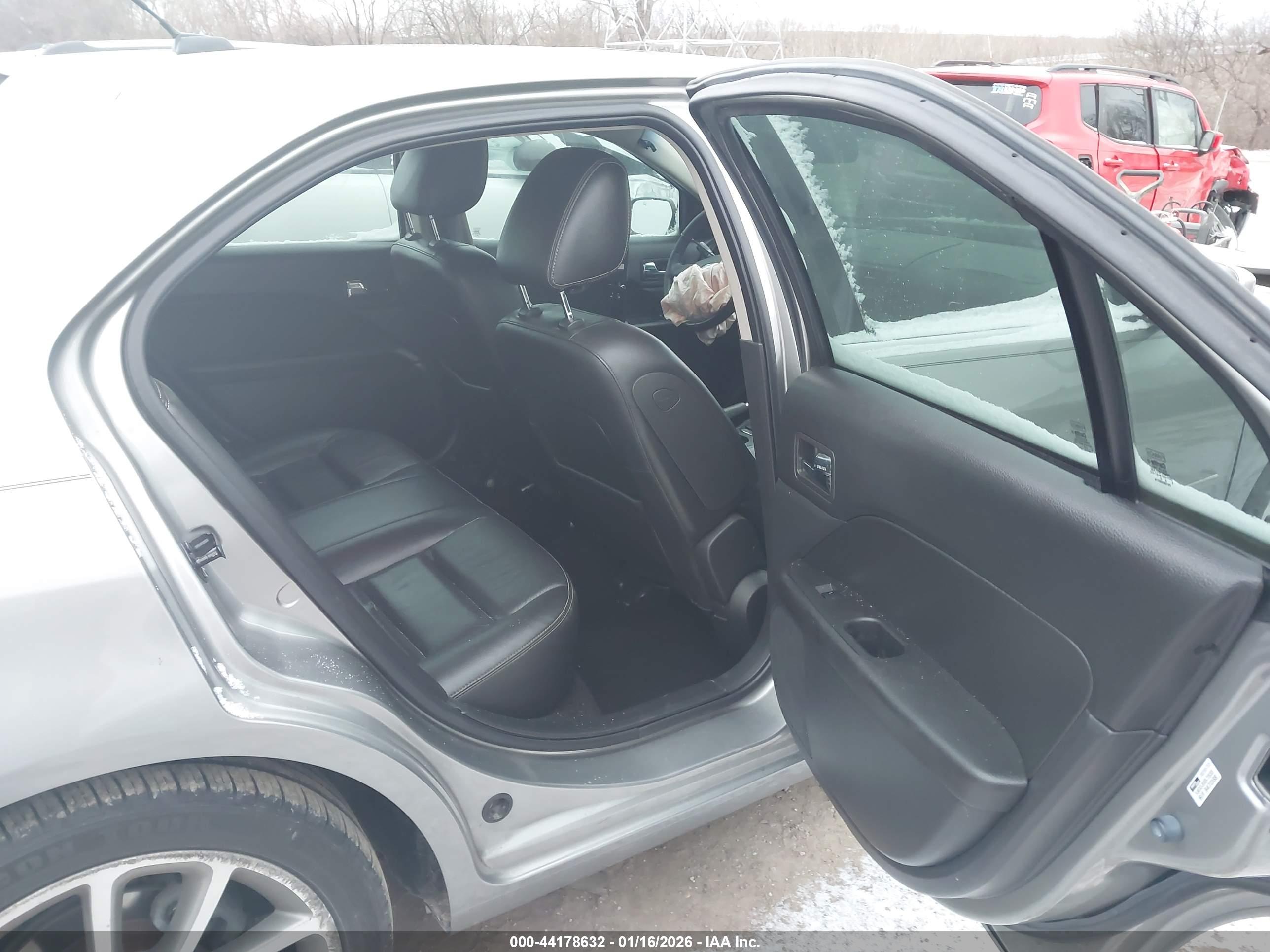 FORD FUSION image 8