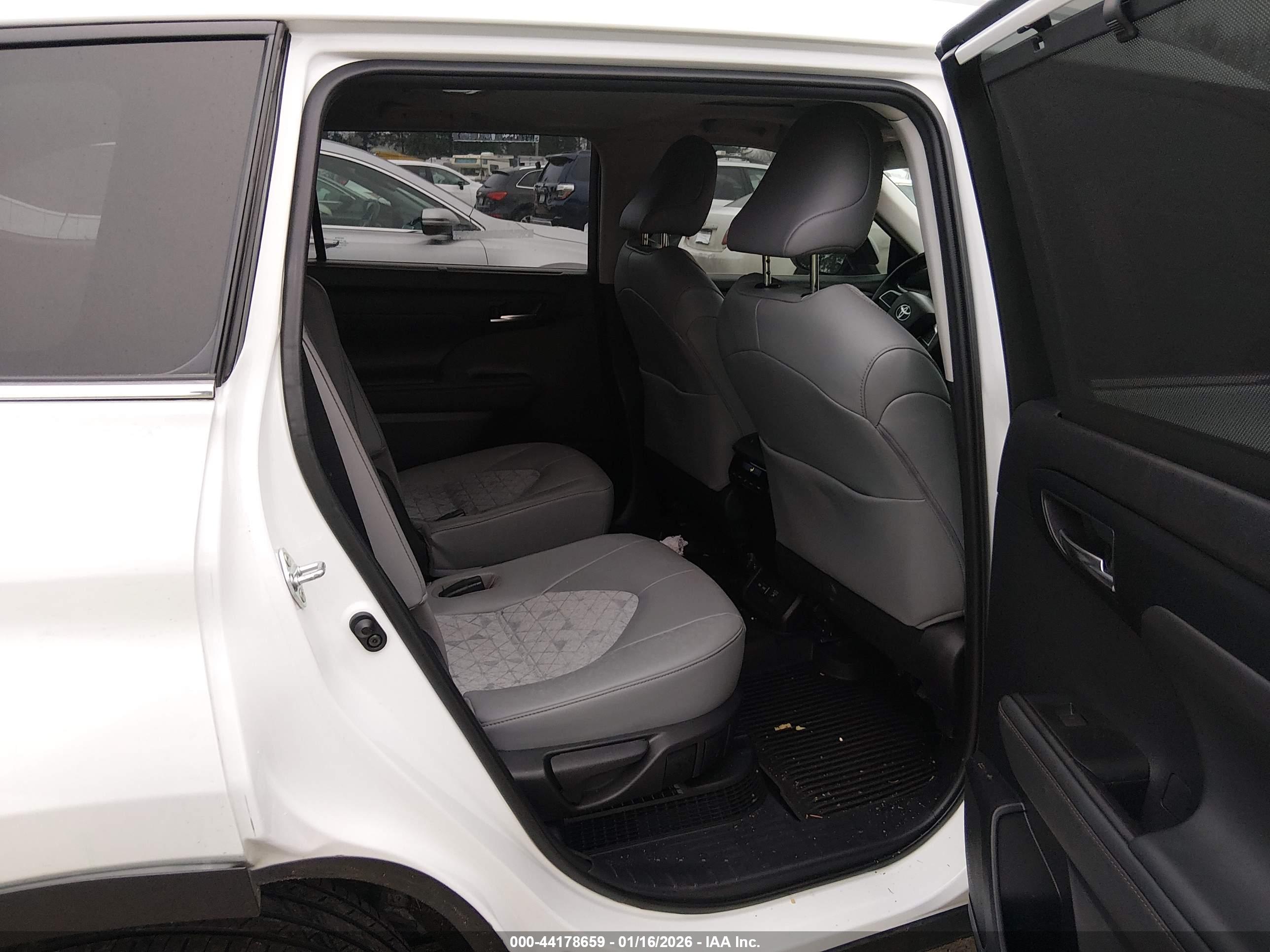 TOYOTA HIGHLANDER image 8