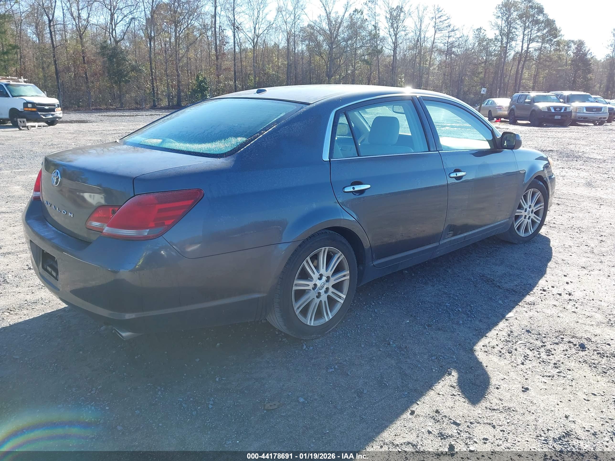 TOYOTA AVALON image 4